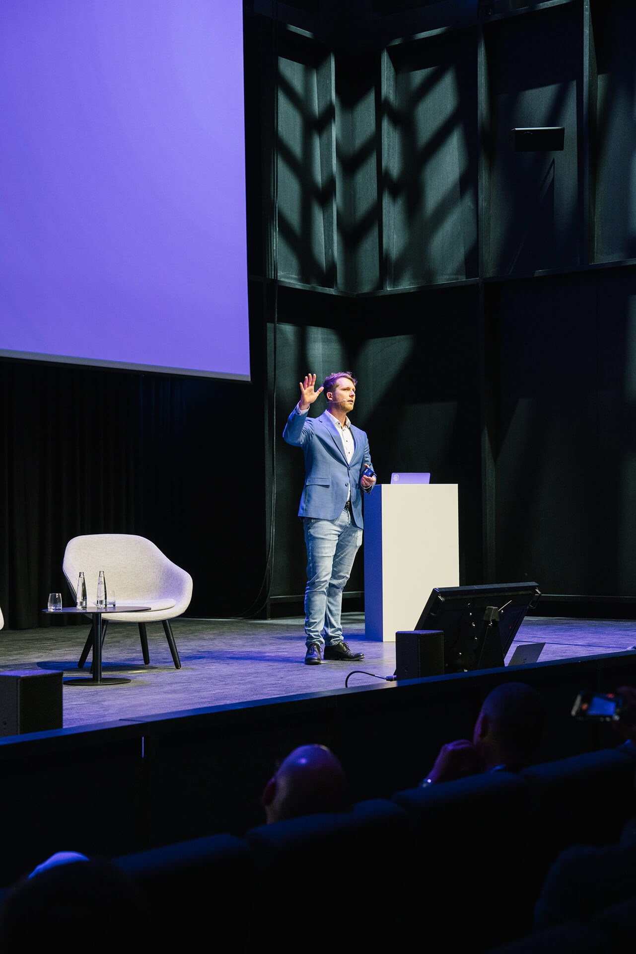 Keynote-Speaker präsentiert auf der Bühne einer Tech-Konferenz in Frankfurt