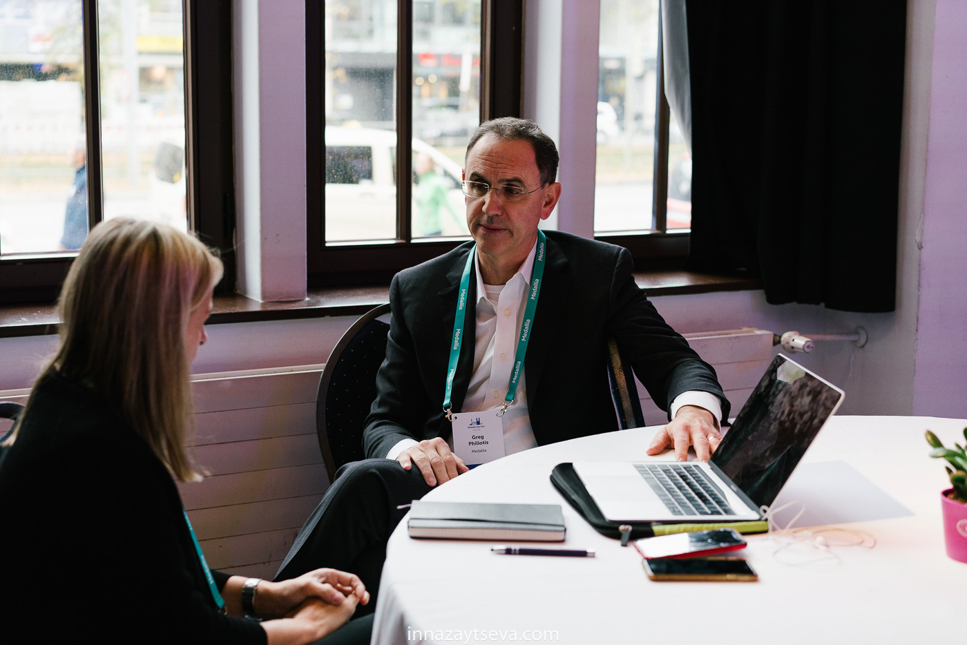 Delegierte im Gespräch während einer Networking-Pause auf einer Konferenz in Stuttgart