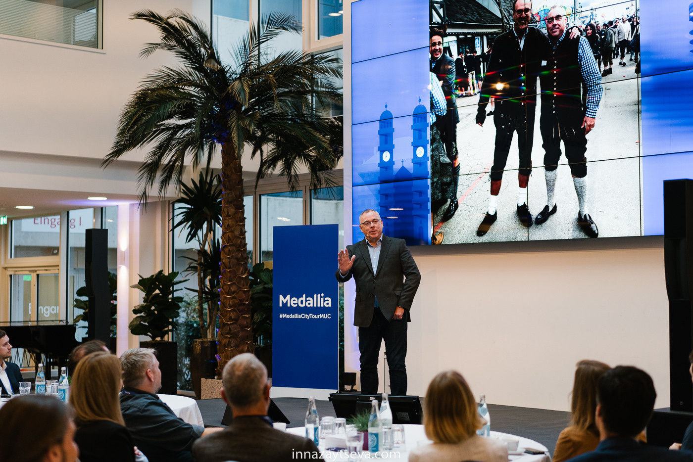 Speaker spricht von der Bühne zu den Gästen einer Business-Konferenz in Baden-Württemberg