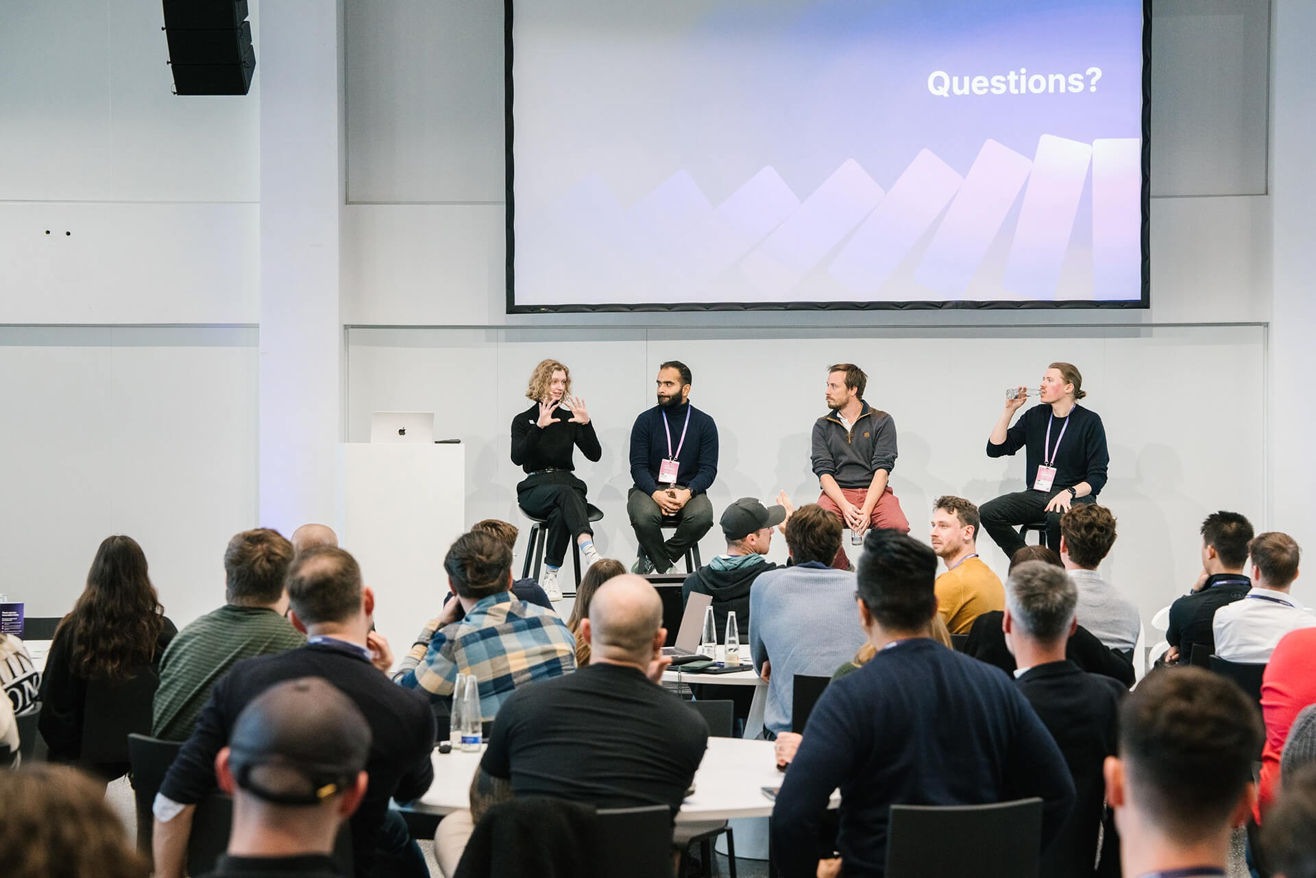 Expertenrunde spricht zu den Gästen im modernen Konferenzsaal