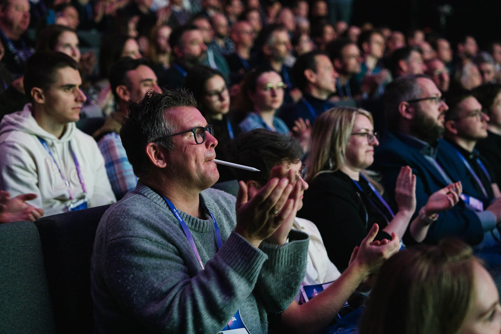 Publikum applaudiert während einer Konferenzsession