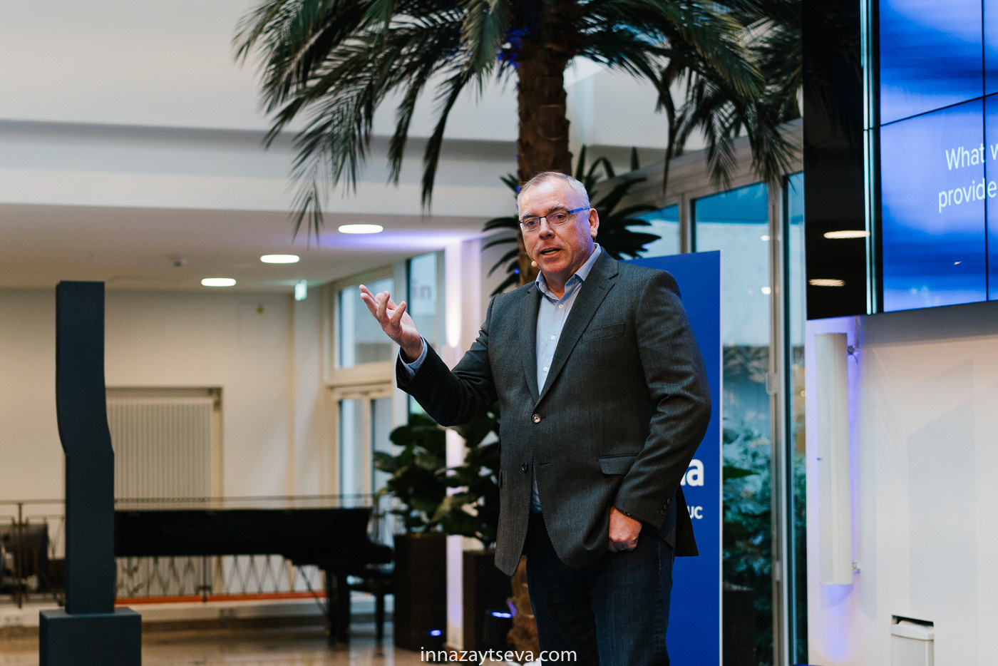 Speaker präsentiert von der Bühne während einer Konferenzsession
