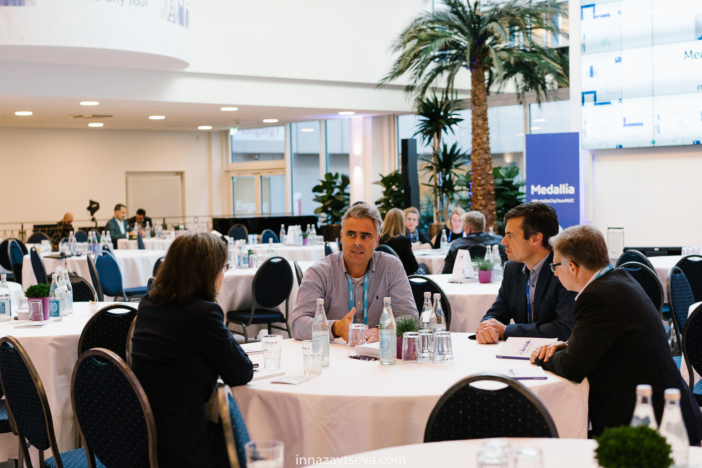 Teilnehmende und Gäste im Gespräch während einer Networking-Session in Baden-Württemberg