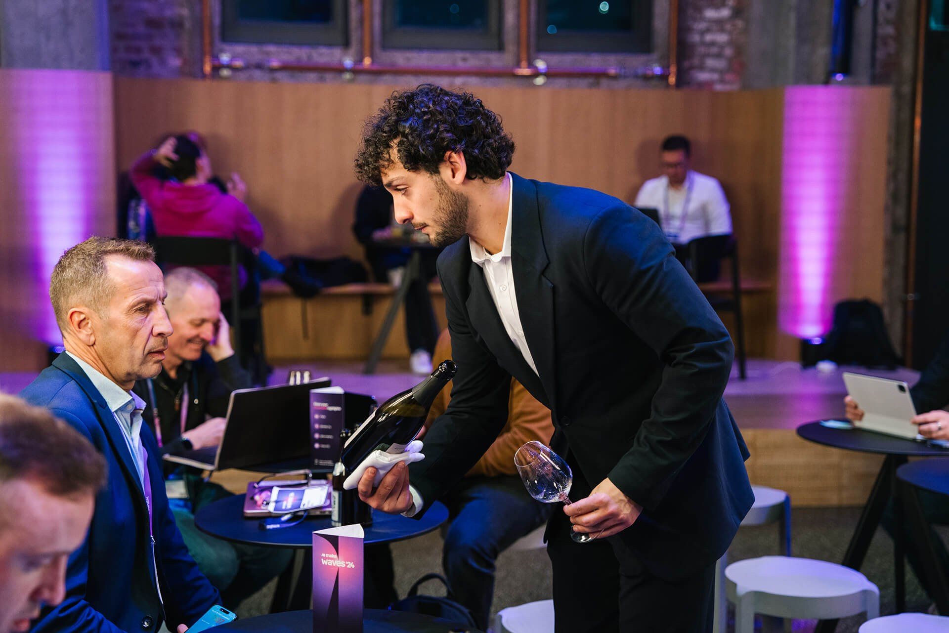 Abendliches Networking bei einer Firmenveranstaltung