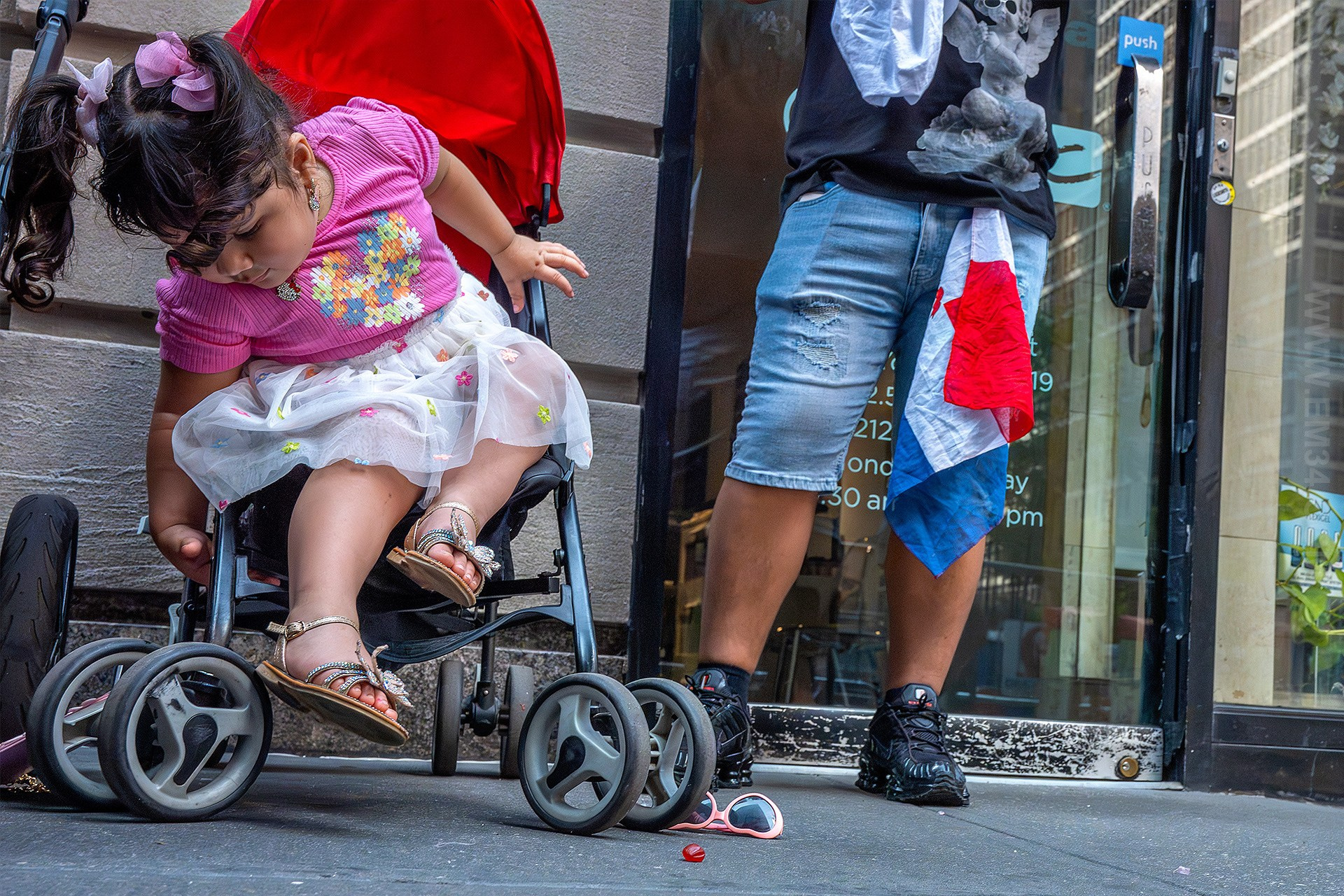 Dominican Day Parade NYC Photos — Sony A9 III + 16-35mm GM Lens Capturing 42nd to 55th Street in Stunning Street Photography. Emin Kuliyev — Award-Winning Wedding Photojournalist NYC & USA | Best Wedding Photographer Known for Candid, Timeless Moments