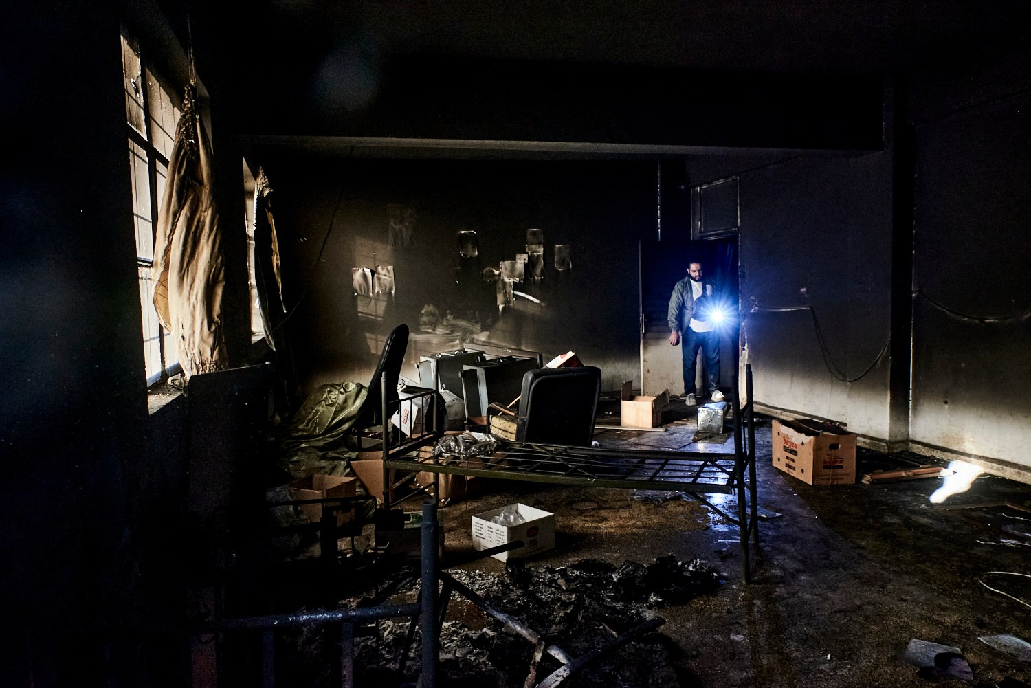 Damas, 18 décembre 2024 – Intérieur de la Branche Palestine de l'ancienne police secrète, depuis laquelle les agents du régime surveillaient les personnes accusées de terrorisme et les étrangers séjournant en Syrie. Le bâtiment faisait partie de l'appareil de terreur mis en place par la dictature de Bachar al-Assad, et des actes de torture y étaient fréquemment commis.