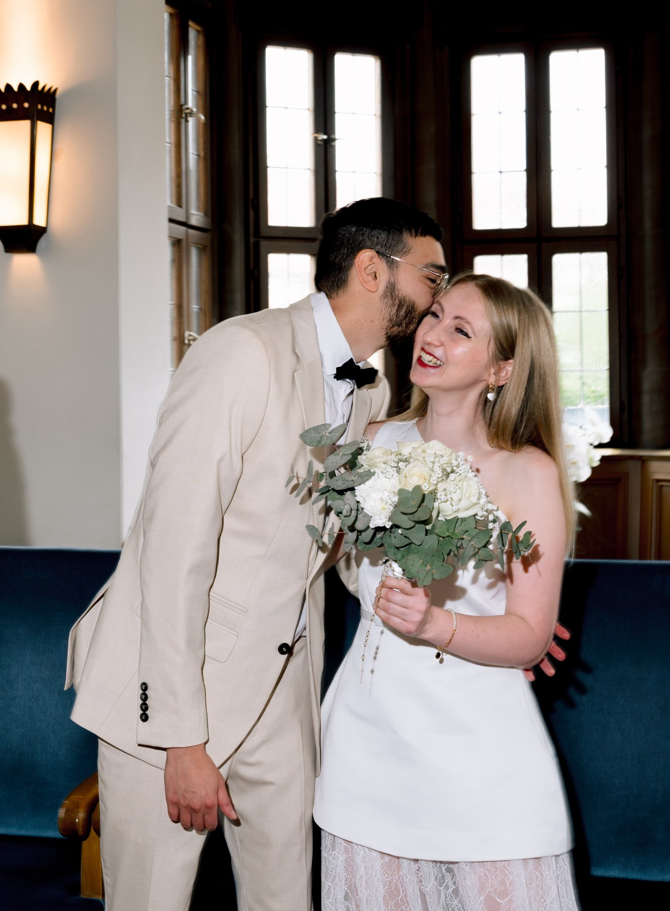Paul und Tatjana kuscheln bei ihrer Hochzeit in Schweinfurt