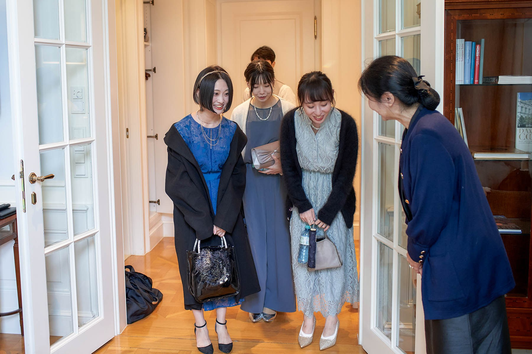 The bride's friends who flew in from Japan have arrived.