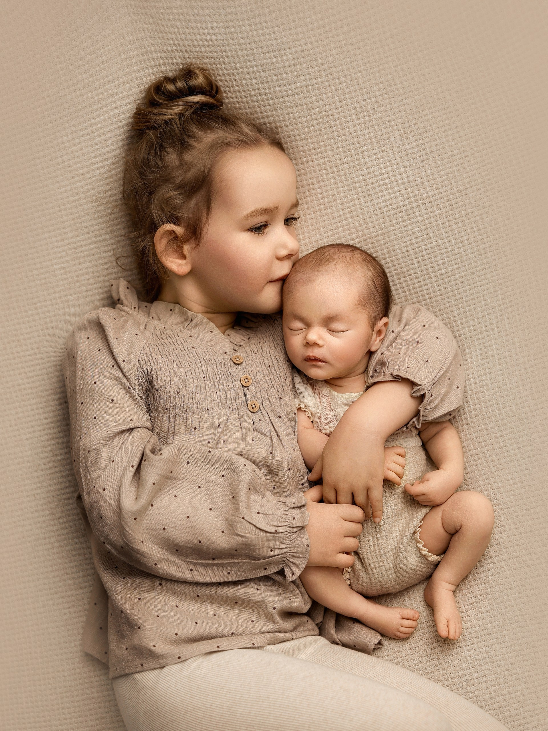 Newborn (Price). Familien- Fotografin in Marienhafe, Aurich, Emden, Norden, Leer