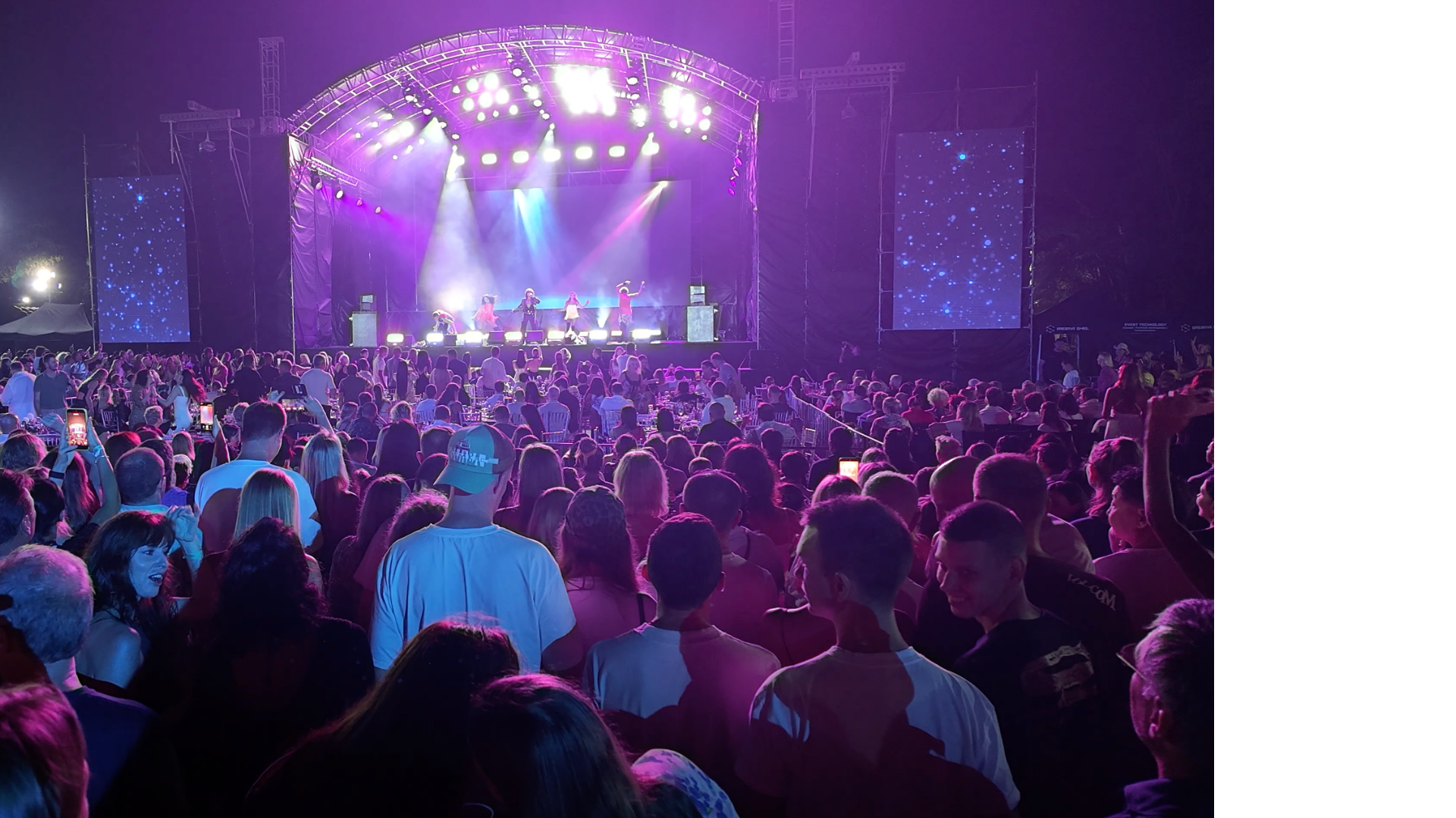 Концертная сцена со светодиодным экраном в вечернее время