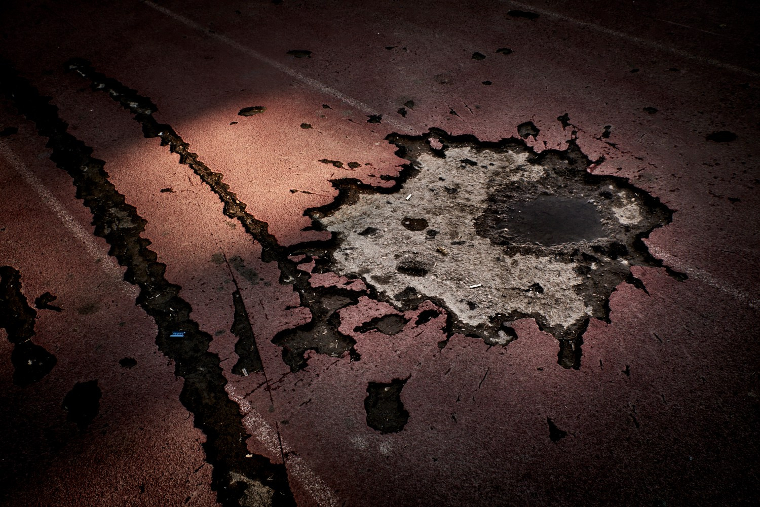 Raqqa, 9 février 2025 – Impact d'obus sur la piste d'athlétisme du stade de Raqqa, qui abritait le quartier général et les prisons de Daech lorsque les djihadistes contrôlaient la ville.