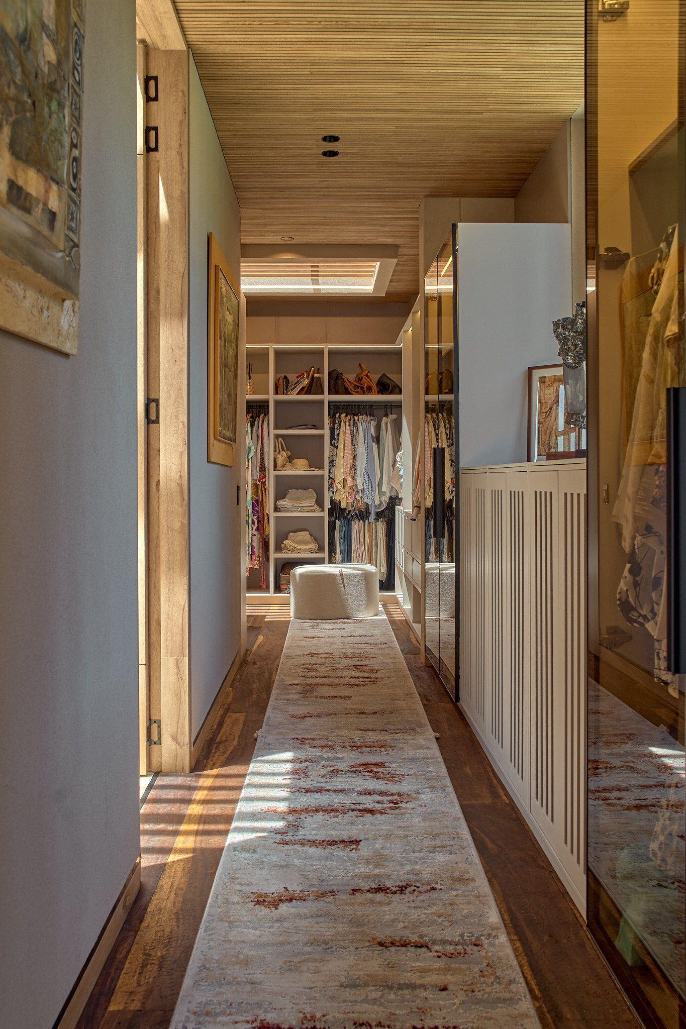Espectacular interiorismo de vestier de casa lujosa