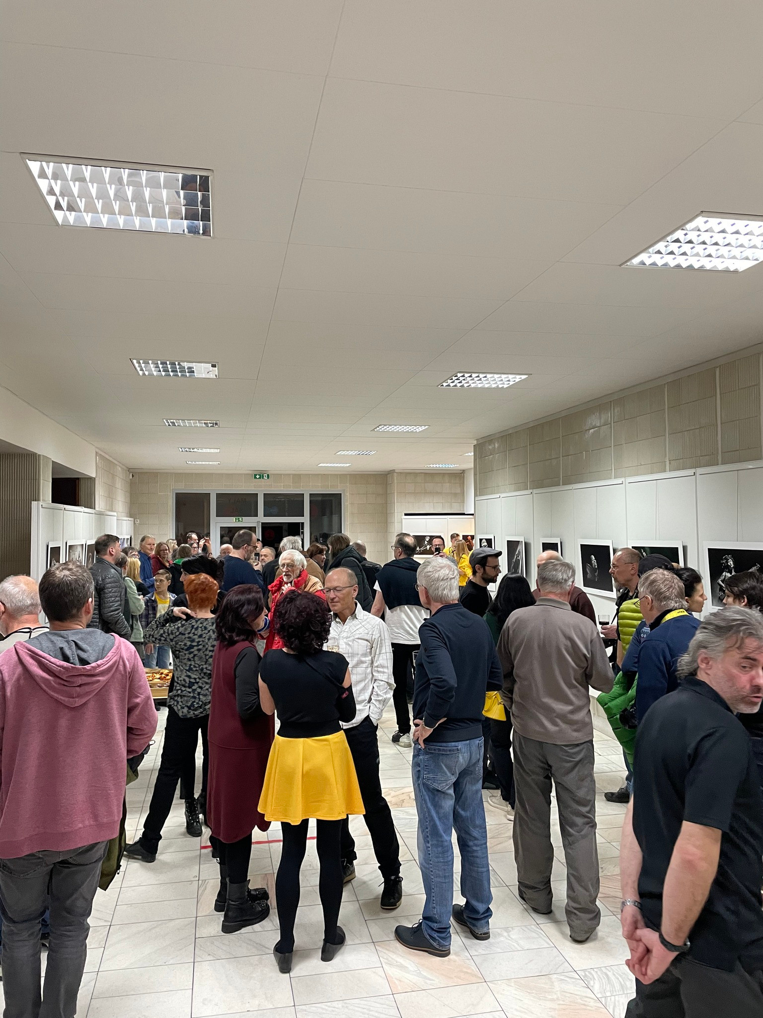 Посетители фотовыставки Jazz World Photo'2023 (JWP 2023), Трутнов, Чехия.