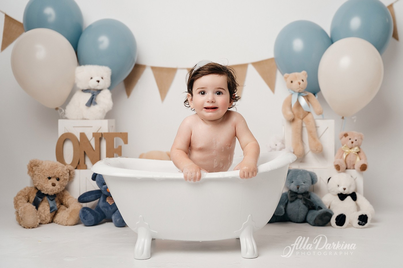 Teddy bear cake smash session. Newborn and family photographer. Hills District. Sydney