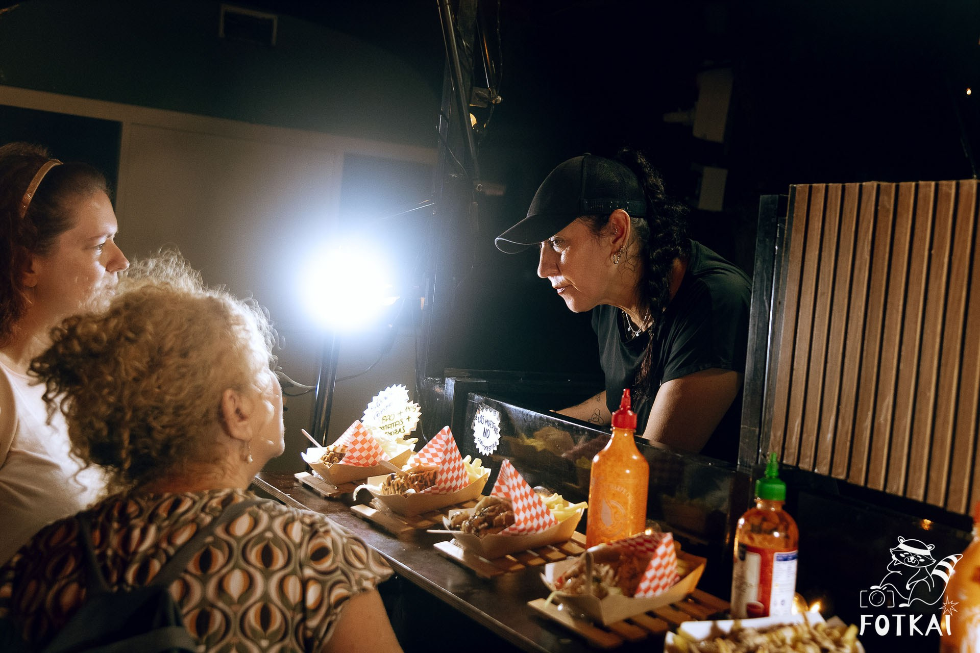 Фотоотчёт Street Food Market Torrevieja — Seguridad Social & Las Hienas DJs | FOTKAI