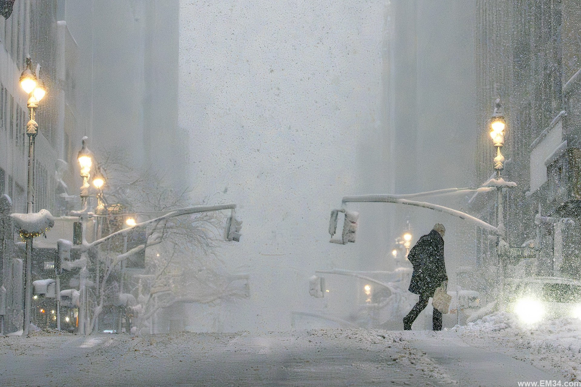 Blizzard in Manhattan, New York — two days ago. After 25 years here I braved the freezing storm to capture fairy-tale snow at iconic spots. Emin Kuliyev — Award-Winning Wedding Photojournalist NYC & USA | Best Wedding Photographer Known for Candid, Timeless Moments