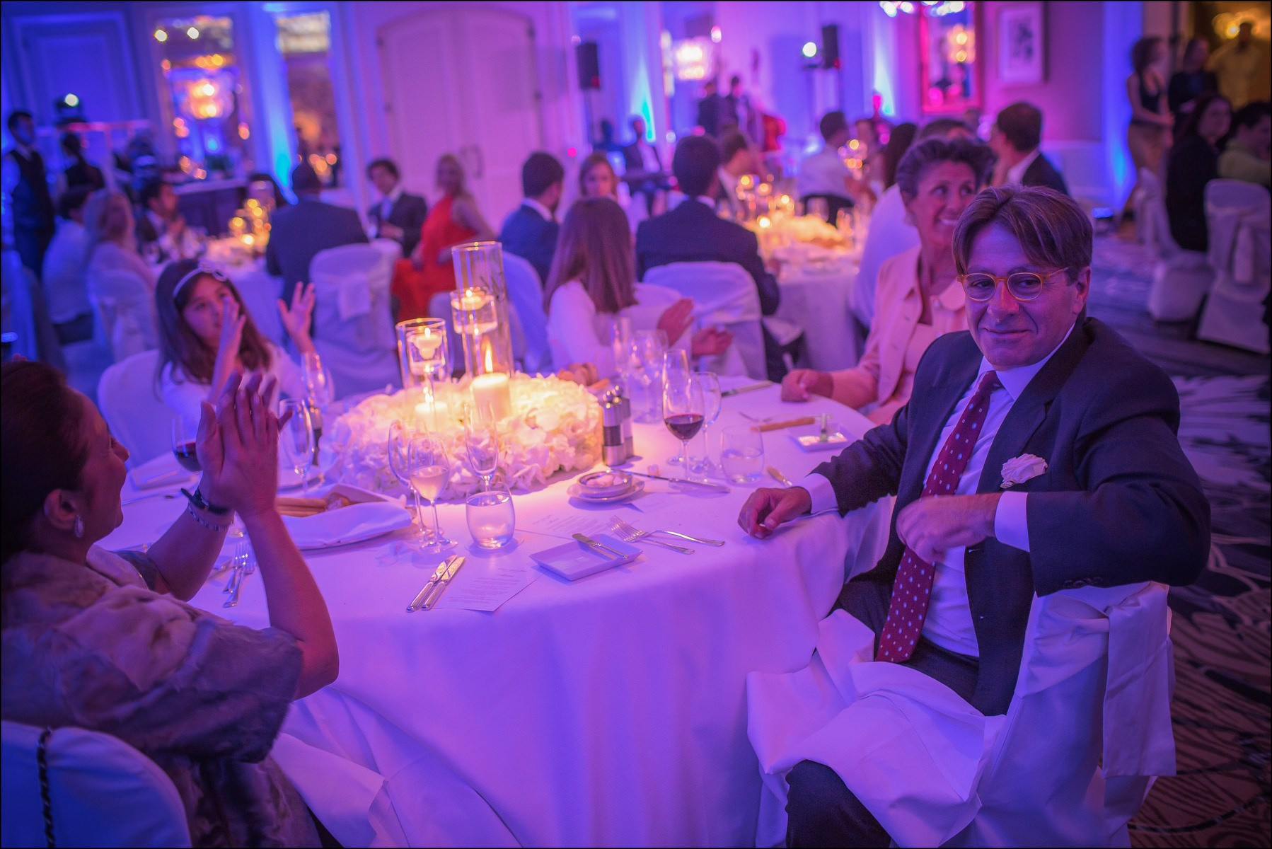 Guests applauding newlyweds at luxury reception Four Seasons Prague