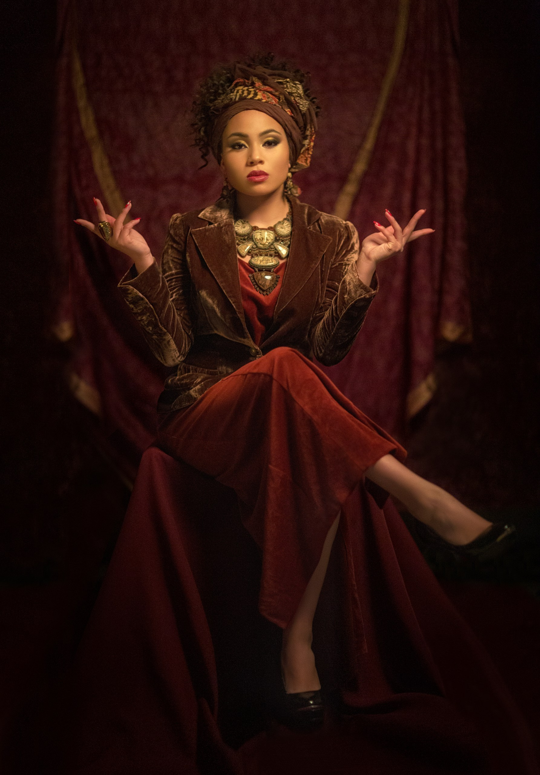 Стилизованный портрет женщины в королевском образе, драматичная студийная композиция