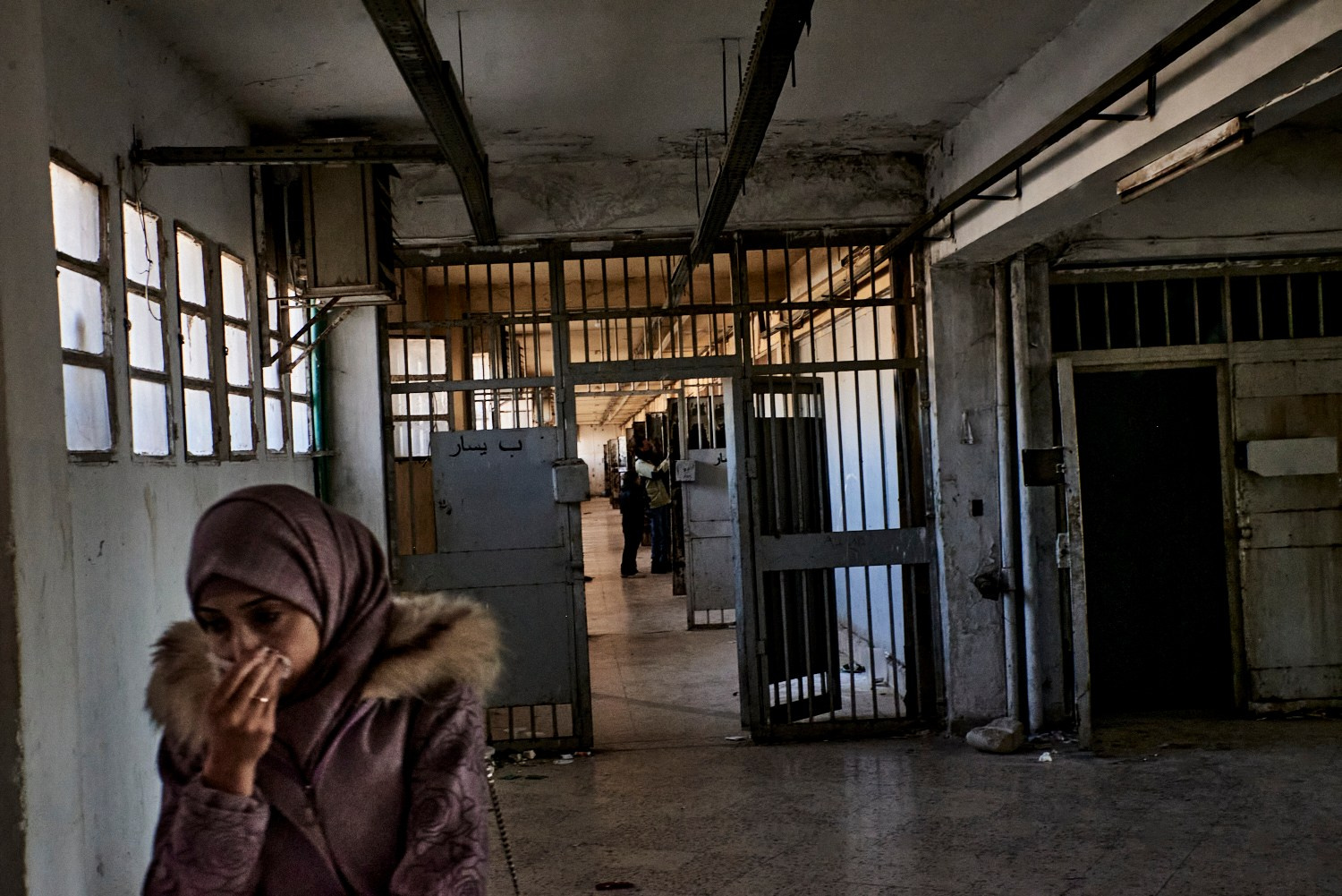 Saydnaya, 18 décembre 2024 – Des Syriens découvrent avec sidération l'horreur des cellules de la prison de Saydnaya. Plusieurs milliers de personnes ont été exécutées dans ce complexe pénitencier qualifié d'"abattoir humain" par les défenseurs des droits de l'Homme, et les recherches se poursuivent pour retrouver les corps ou d'éventuels survivants.