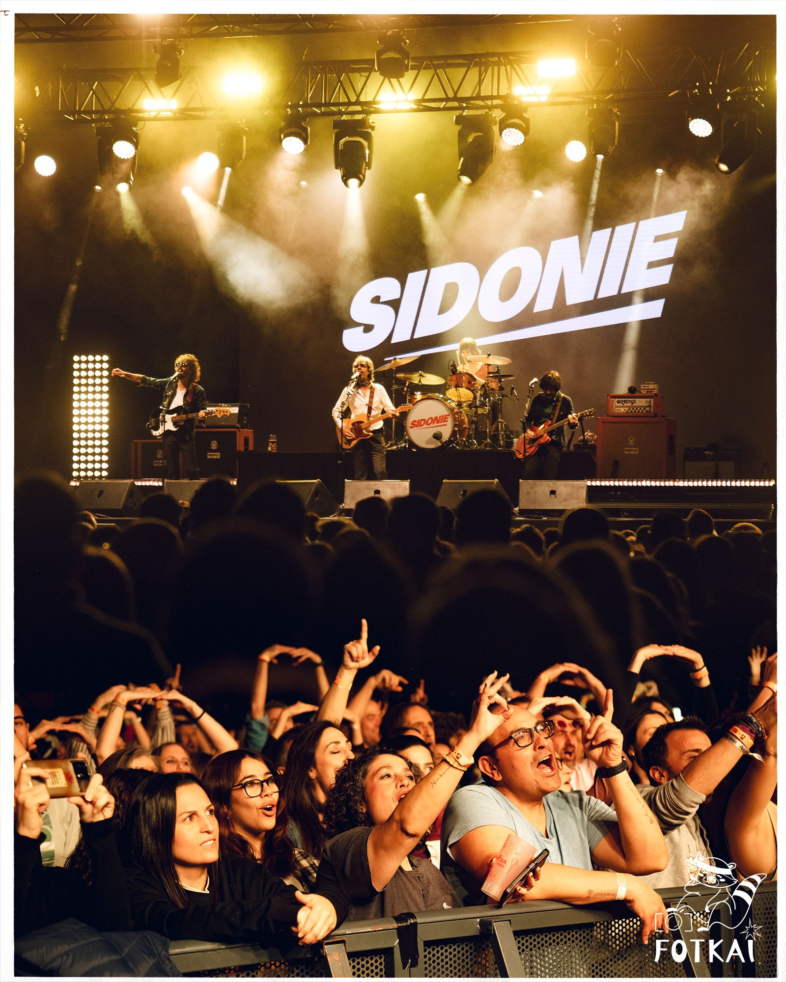 Sidonie y La La Love You en Torrevieja: una noche de contrastes que encendió el Palacio de los Deportes | FOTKAI