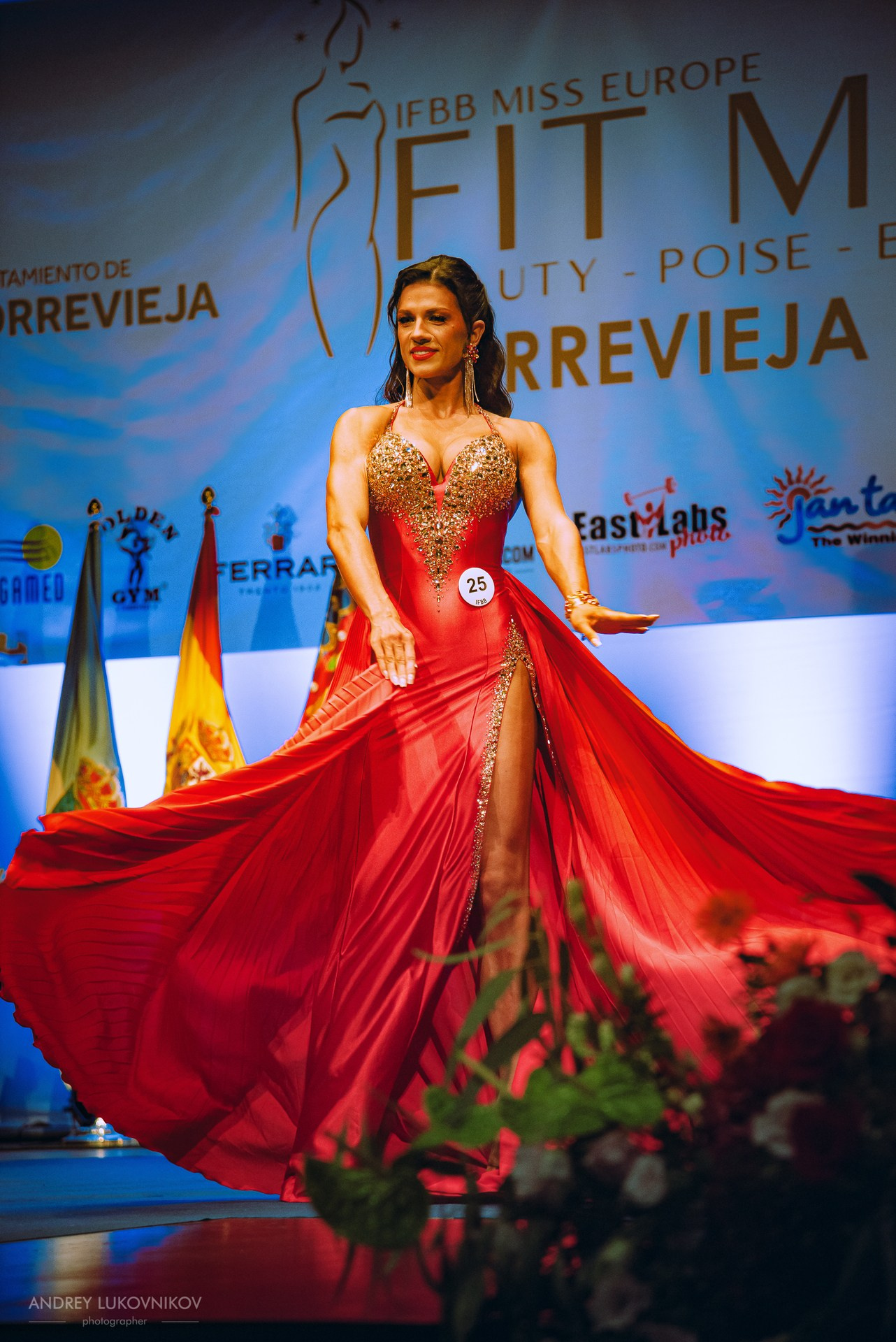 Sesión fotográfica de reportaje para el concurso internacional IFBB Miss Fit Model Europe 2024 en Torrevieja | Fotógrafo Andrey Lukovnikov