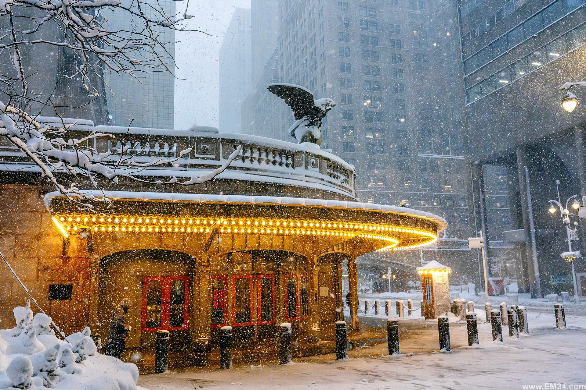 Blizzard in Manhattan, New York — two days ago. After 25 years here I braved the freezing storm to capture fairy-tale snow at iconic spots. Emin Kuliyev — Award-Winning Wedding Photojournalist NYC & USA | Best Wedding Photographer Known for Candid, Timeless Moments