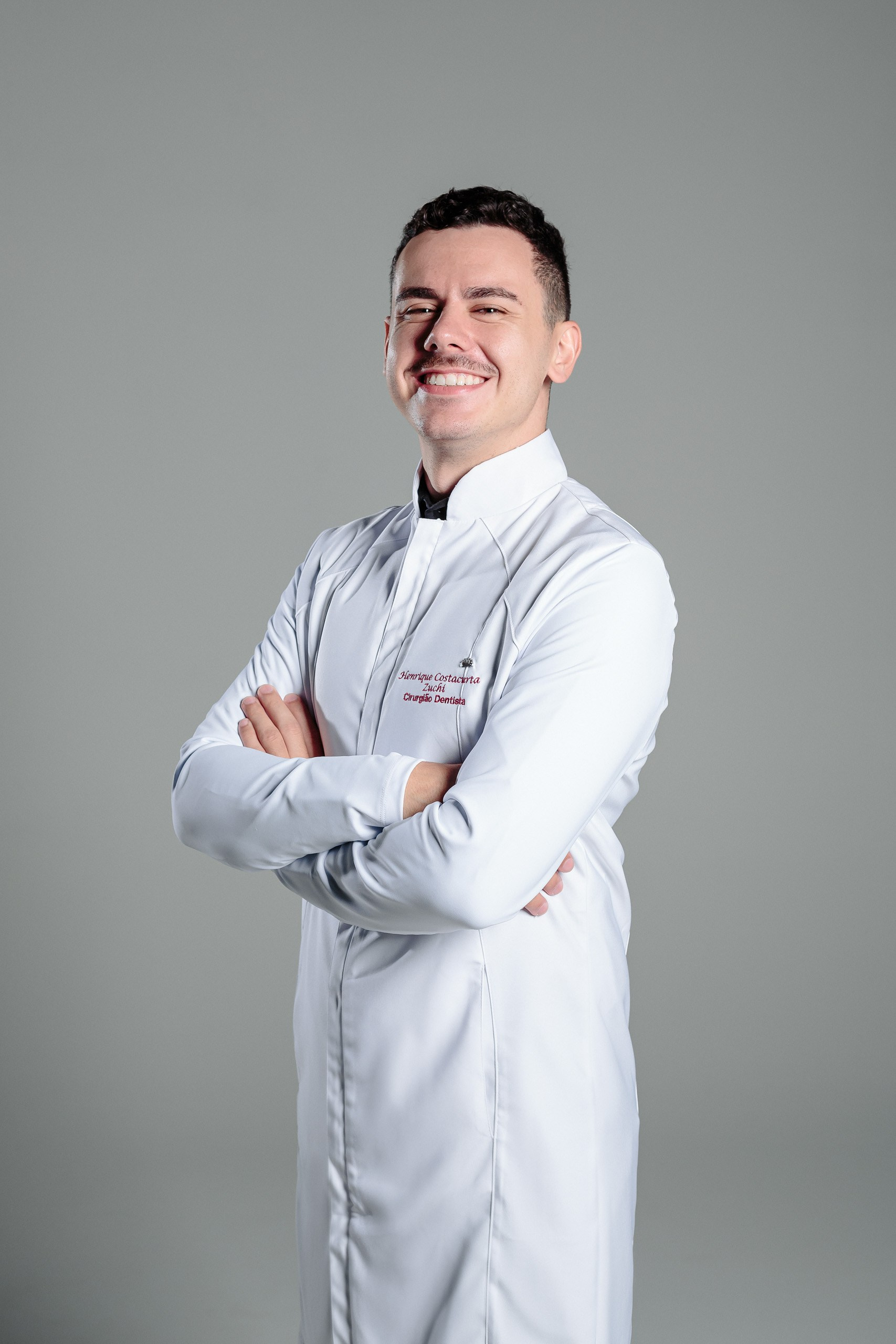 Fotografia de ensaio de formatura em estúdio e clinica de dentista para o Henrique em Itajaí
