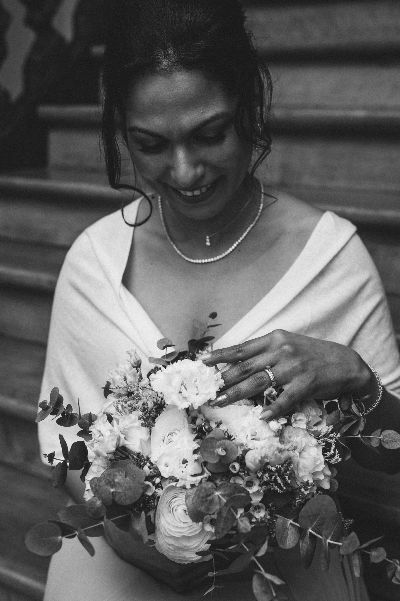Elegante zwart-wit trouwfoto van Melissa & Clint tijdens hun burgerlijk huwelijk - Kapture Fotografie