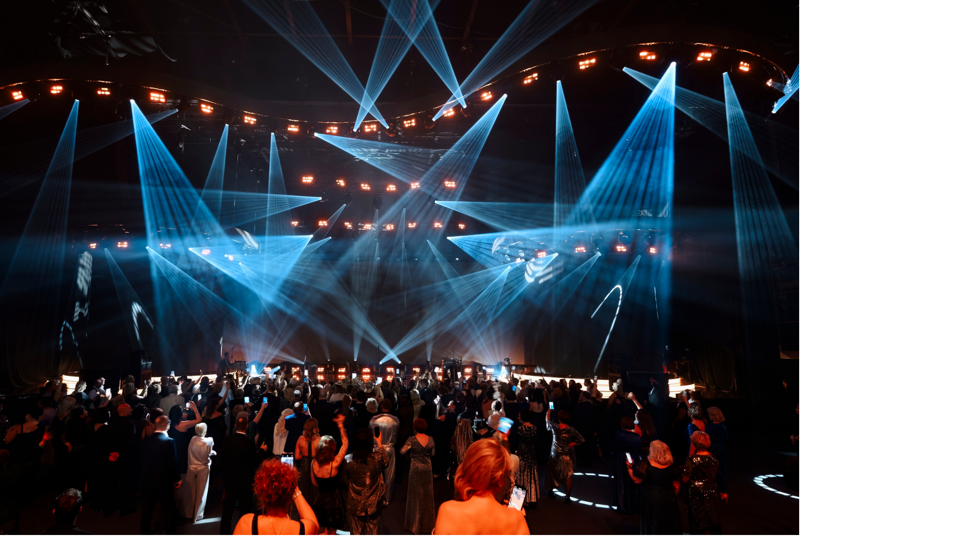 Профессионально смонтированная сцена во время мероприятия