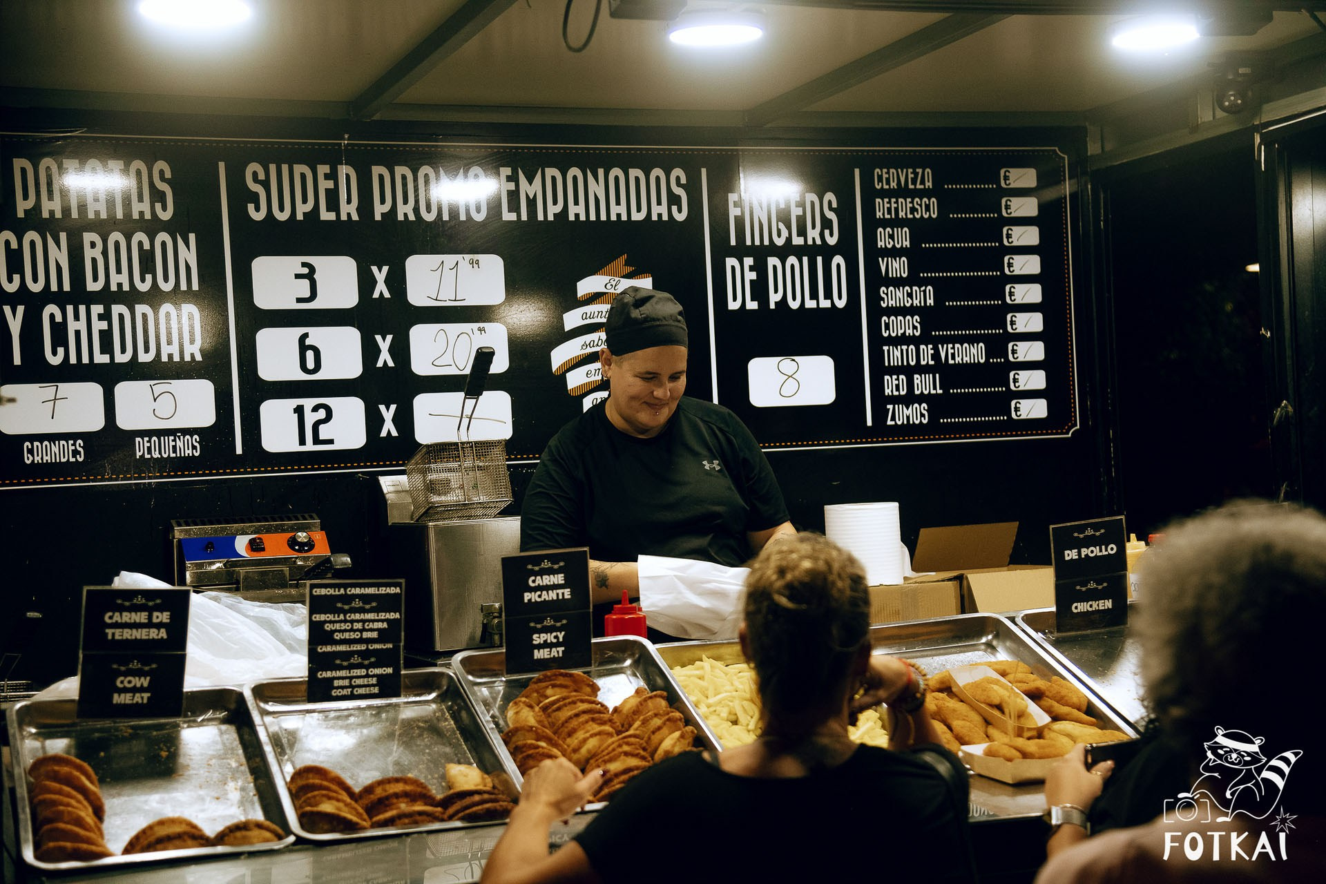 Фотоотчёт Street Food Market Torrevieja — Seguridad Social & Las Hienas DJs | FOTKAI