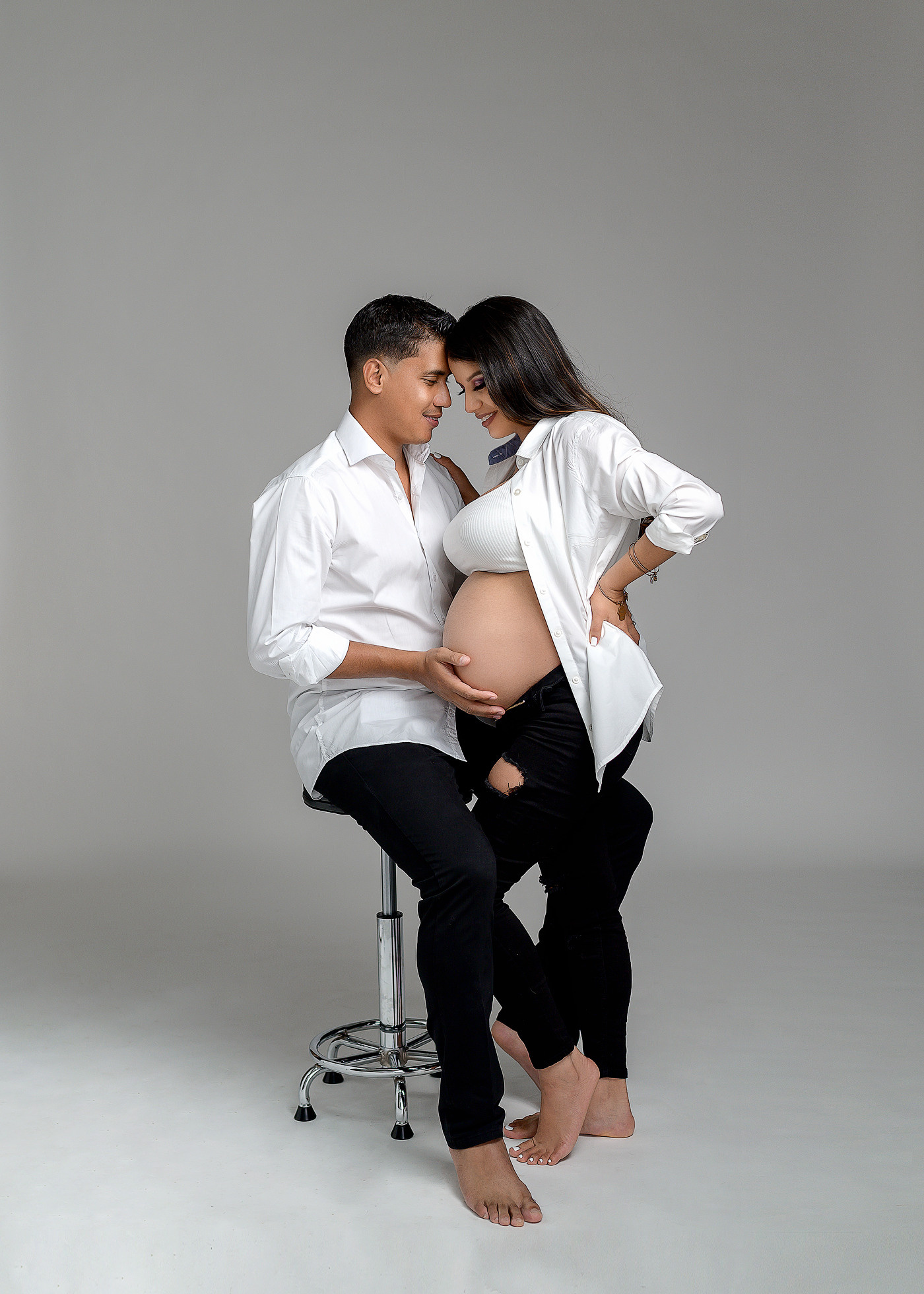 Linda pareja esta esperando su primera bebé