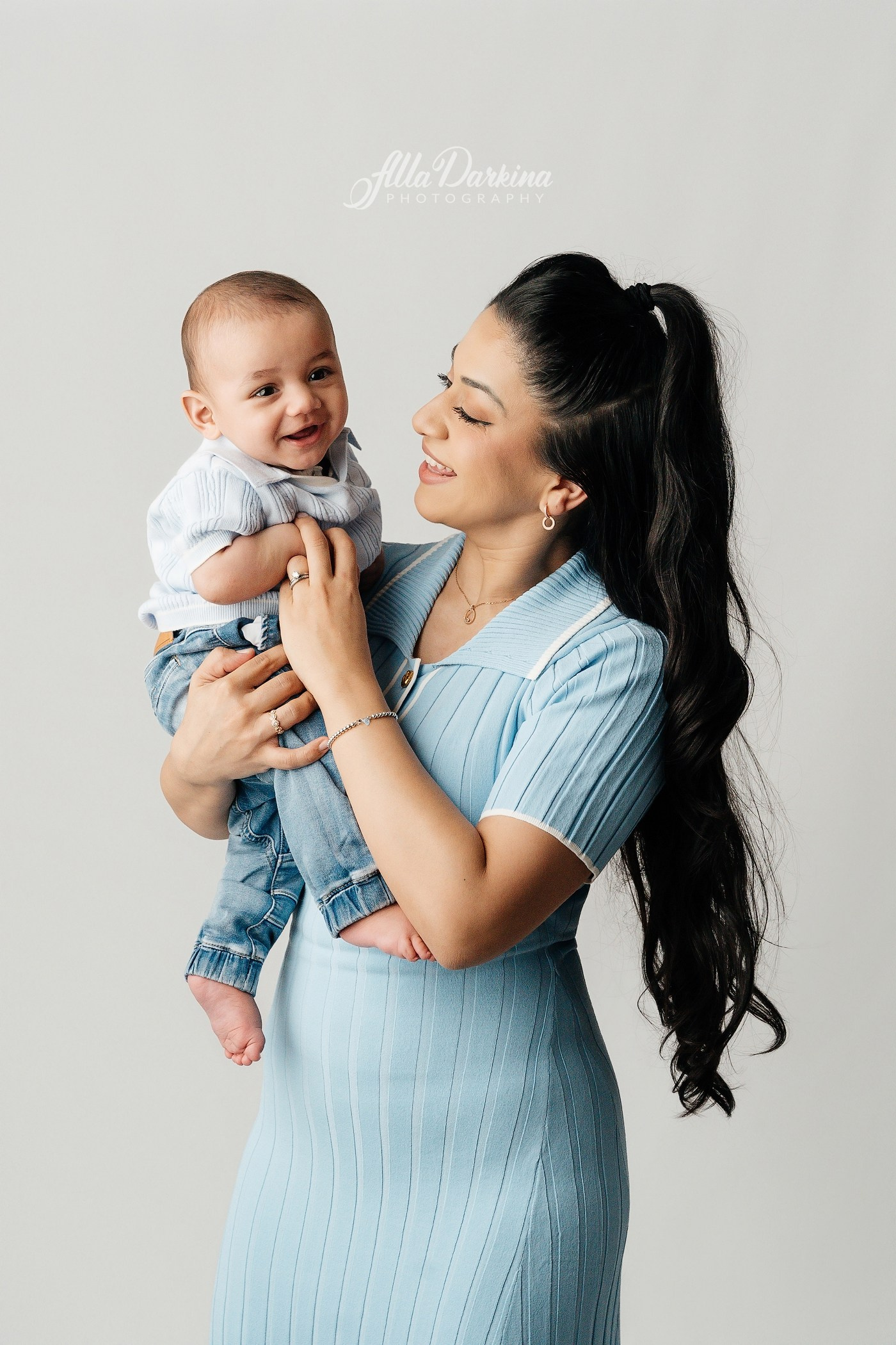 Photo session for 3-12 months babies price guide. Newborn and family photographer. Hills District. Sydney