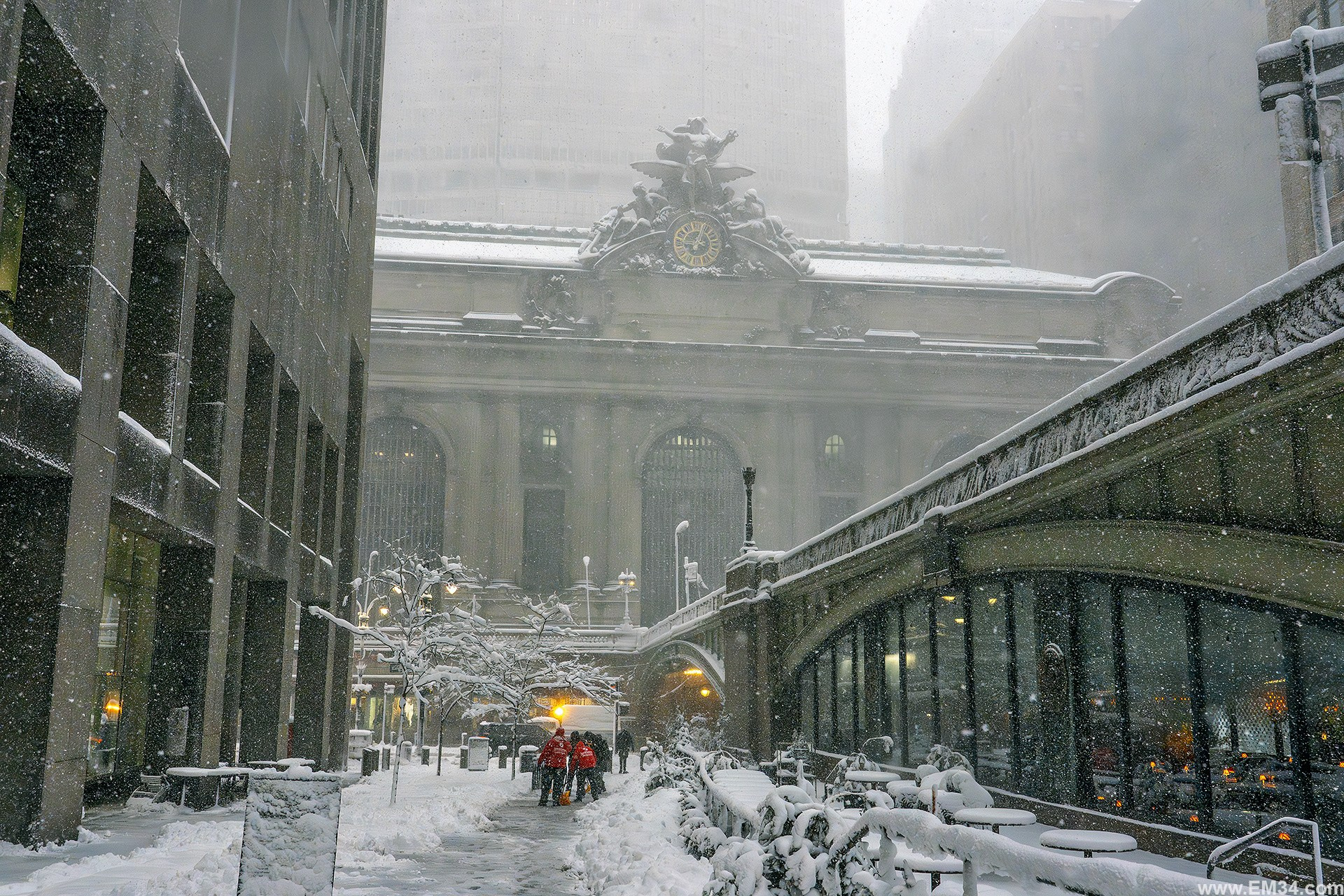 Blizzard in Manhattan, New York — two days ago. After 25 years here I braved the freezing storm to capture fairy-tale snow at iconic spots. Emin Kuliyev — Award-Winning Wedding Photojournalist NYC & USA | Best Wedding Photographer Known for Candid, Timeless Moments