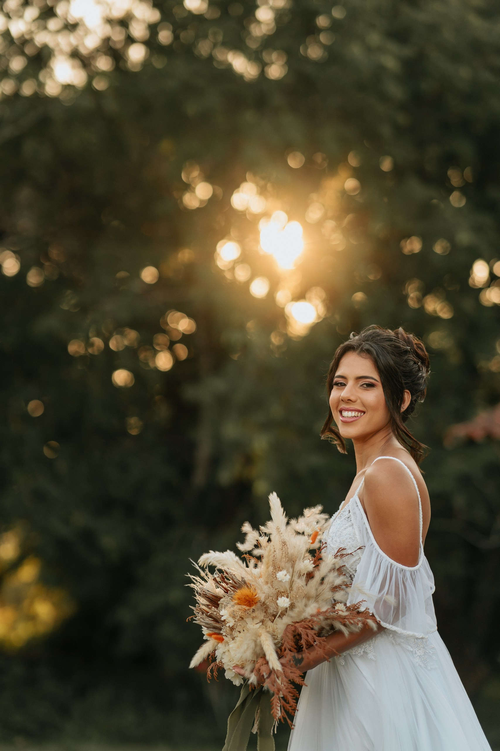 Noiva segurando buque em elopement wedding no rio de janeiro