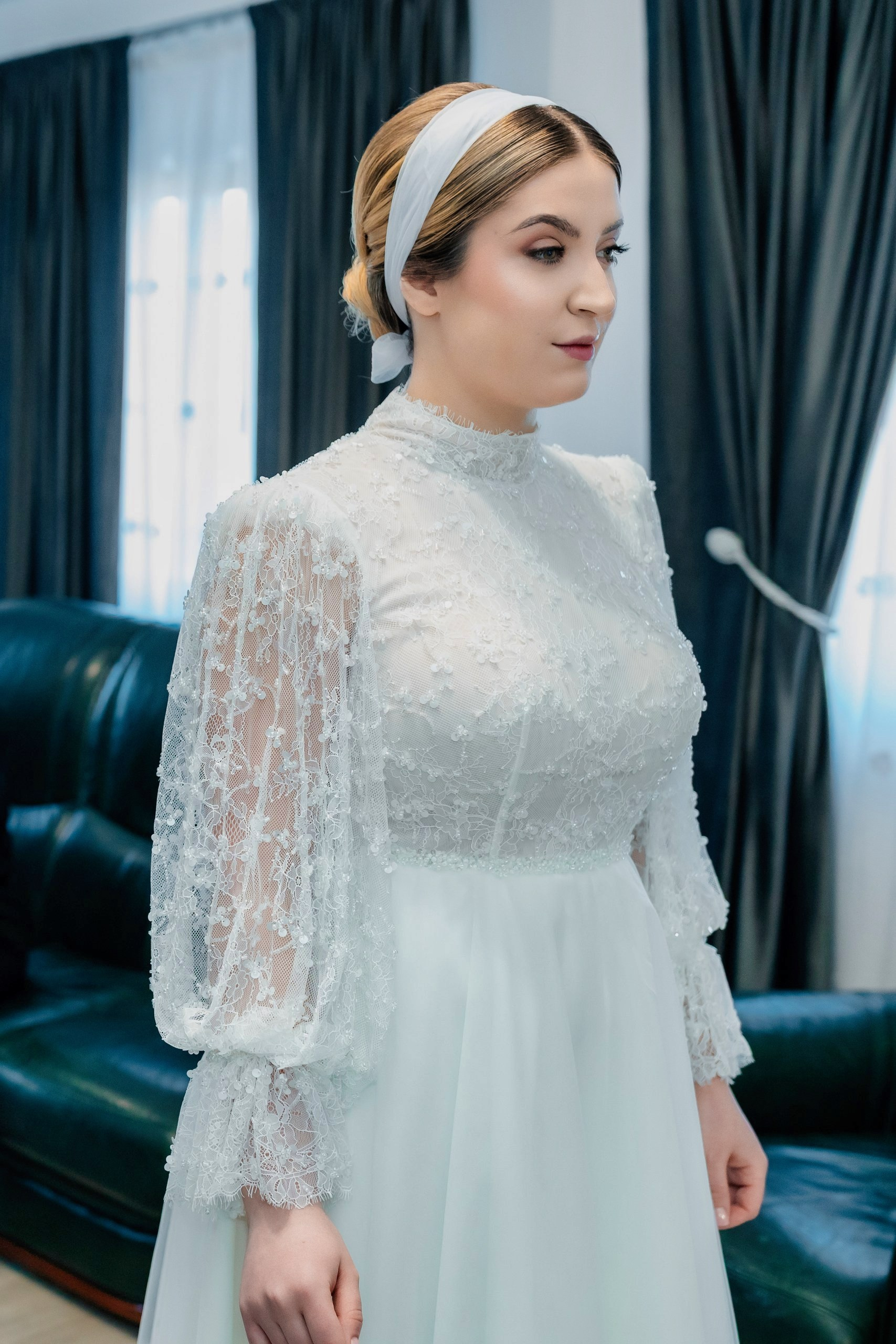 Fotograf nuntă Târgu Neamț – Samuel și Roxana, fotografie autentică realizată de AlinoFotoStudio 2. Fotograf nuntă Iași, Bacău, Suceava și Botoșani – Alin Chirilă surprinzând momente reale de nuntă 3. Fotografie de nuntă cu emoție și credință – AlinoFotoStudio, fotograf povestitor 4. Fotograf profesionist nuntă în Moldova – cadre naturale și pline de emoție 5. Alin Chirilă fotograf nuntă – poveste reală surprinsă prin fotografie 6. Fotograf nuntă cu stil documentar – momente autentice din ziua nunții Pregătiri mireasă acasă – fotografie naturală realizată de Alin Chirilă fotograf nuntă 8. Detalii din ziua nunții – fotograf nuntă Iași și Botoșani, AlinoFotoStudio 9. Emoții din dimineața nunții – fotograf profesionist Moldova 10. Cadre autentice din pregătiri – fotograf nuntă Suceava și Bacău Ceremonie religioasă nuntă – moment emoționant surprins de fotograf Alin Chirilă 12. Nuntă cu valori creștine – fotografie din biserică realizată cu discreție 13. Rugăciune și emoție în ziua nunții – fotograf nuntă Târgu Neamț 14. Legământ în fața lui Dumnezeu – fotografie de nuntă autentică 15. Fotograf nuntă biserică – momente sincere și pline de semnificație Petrecere de nuntă – cadre naturale realizate de AlinoFotoStudio 17. Bucurie și dans la nuntă – fotograf nuntă Iași și împrejurimi 18. Momente autentice de la restaurant – fotograf nuntă Bacău Suceava 19. Atmosferă de nuntă surprinsă discret – Alin Chirilă fotograf -AlinoFotoStudio – fotograf nuntă cu abordare naturală și emoțională 21. Alin Chirilă fotograf – povestitor prin fotografie de nuntă 22. Fotograf nuntă în Moldova – stil documentar și autentic 23. Fotografie de nuntă sinceră și elegantă – AlinoFotoStudio- Fotograf nuntă Iași Bacău Suceava Botoșani – Alin Chirilă AlinoFotoStudio 26. Fotograf nuntă Târgu Neamț și Moldova – fotografie profesională de eveniment 27. Fotograf nuntă cu valori creștine și stil documentar – AlinoFotoStudio - Alin Chirilă – AlinoFotoStudio Fotograf nuntă Iași • Bacău • Suceava • Botoșani - Samuel & Roxana, Târgu Neamț -Momente reale, trăite sincer și păstrate pentru totdeauna.