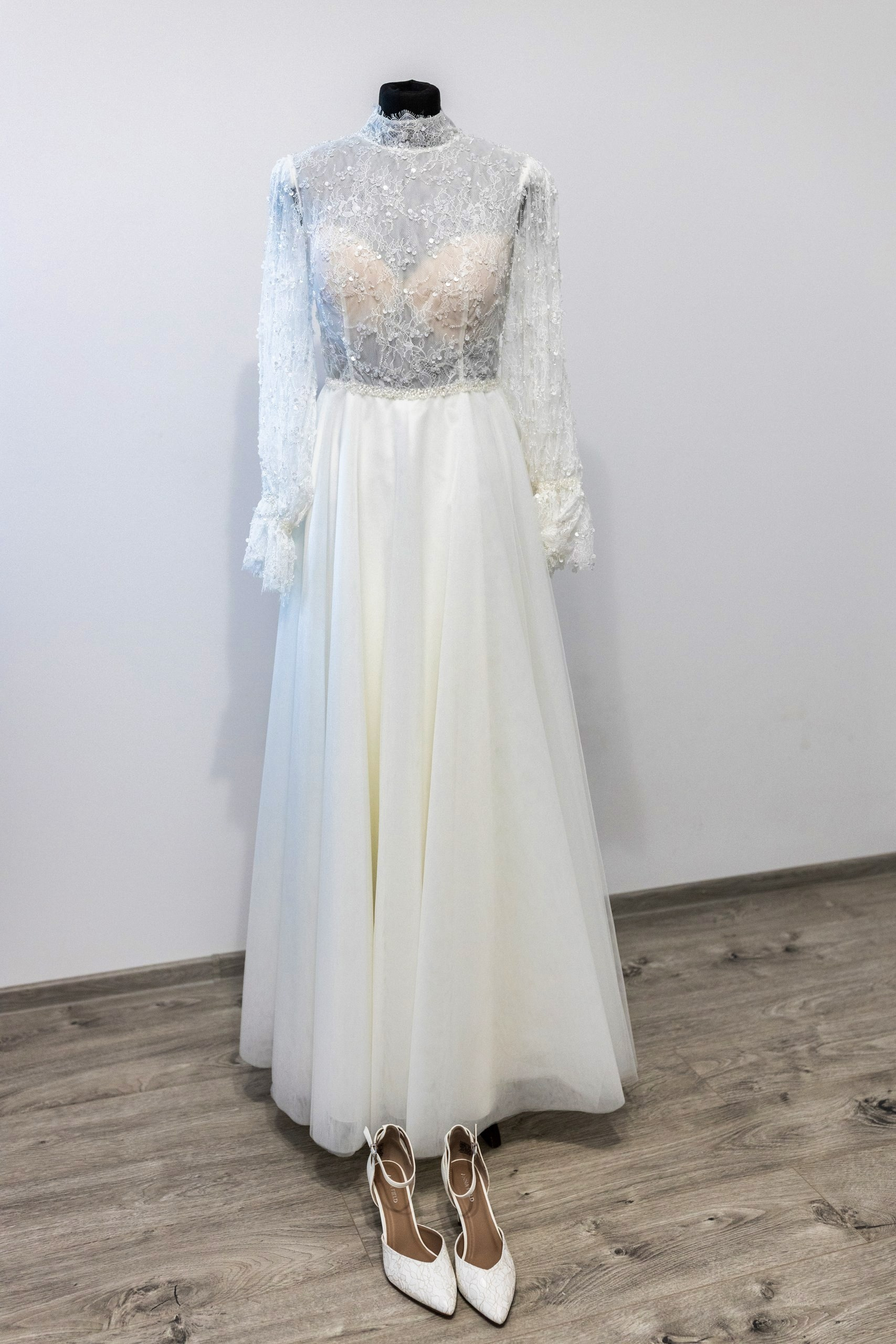 Fotograf nuntă Târgu Neamț – Samuel și Roxana, fotografie autentică realizată de AlinoFotoStudio 2. Fotograf nuntă Iași, Bacău, Suceava și Botoșani – Alin Chirilă surprinzând momente reale de nuntă 3. Fotografie de nuntă cu emoție și credință – AlinoFotoStudio, fotograf povestitor 4. Fotograf profesionist nuntă în Moldova – cadre naturale și pline de emoție 5. Alin Chirilă fotograf nuntă – poveste reală surprinsă prin fotografie 6. Fotograf nuntă cu stil documentar – momente autentice din ziua nunții Pregătiri mireasă acasă – fotografie naturală realizată de Alin Chirilă fotograf nuntă 8. Detalii din ziua nunții – fotograf nuntă Iași și Botoșani, AlinoFotoStudio 9. Emoții din dimineața nunții – fotograf profesionist Moldova 10. Cadre autentice din pregătiri – fotograf nuntă Suceava și Bacău Ceremonie religioasă nuntă – moment emoționant surprins de fotograf Alin Chirilă 12. Nuntă cu valori creștine – fotografie din biserică realizată cu discreție 13. Rugăciune și emoție în ziua nunții – fotograf nuntă Târgu Neamț 14. Legământ în fața lui Dumnezeu – fotografie de nuntă autentică 15. Fotograf nuntă biserică – momente sincere și pline de semnificație Petrecere de nuntă – cadre naturale realizate de AlinoFotoStudio 17. Bucurie și dans la nuntă – fotograf nuntă Iași și împrejurimi 18. Momente autentice de la restaurant – fotograf nuntă Bacău Suceava 19. Atmosferă de nuntă surprinsă discret – Alin Chirilă fotograf -AlinoFotoStudio – fotograf nuntă cu abordare naturală și emoțională 21. Alin Chirilă fotograf – povestitor prin fotografie de nuntă 22. Fotograf nuntă în Moldova – stil documentar și autentic 23. Fotografie de nuntă sinceră și elegantă – AlinoFotoStudio- Fotograf nuntă Iași Bacău Suceava Botoșani – Alin Chirilă AlinoFotoStudio 26. Fotograf nuntă Târgu Neamț și Moldova – fotografie profesională de eveniment 27. Fotograf nuntă cu valori creștine și stil documentar – AlinoFotoStudio - Alin Chirilă – AlinoFotoStudio Fotograf nuntă Iași • Bacău • Suceava • Botoșani - Samuel & Roxana, Târgu Neamț -Momente reale, trăite sincer și păstrate pentru totdeauna.