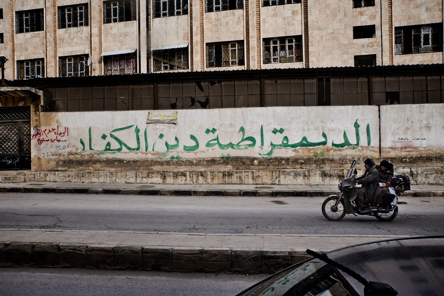 Idlib, 20 décembre 2024 – "La démocratie est la religion des infidèles", peut-on lire sur les murs d'Idlib. La ville, ancien bastion des rebelles assiégé par les forces gouvernementales pendant toutes les années de guerre civile et dirigée par les islamistes de Hayat Tahrir al-Sham, aujourd'hui à la tête de la Syrie, offre la vision d'une société religieuse rigoriste et ultraconservatrice.