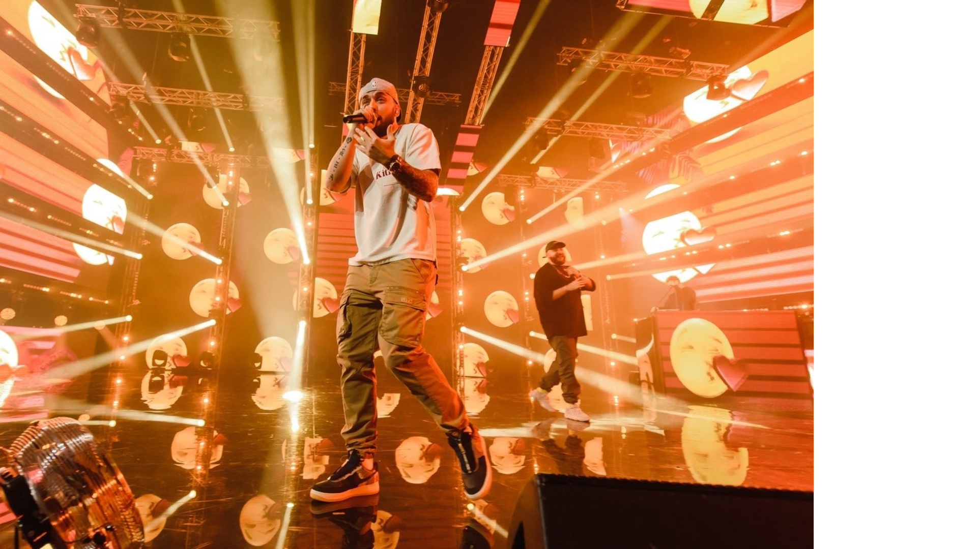 Организация концерта в Сочи: световые приборы на концертной сцене