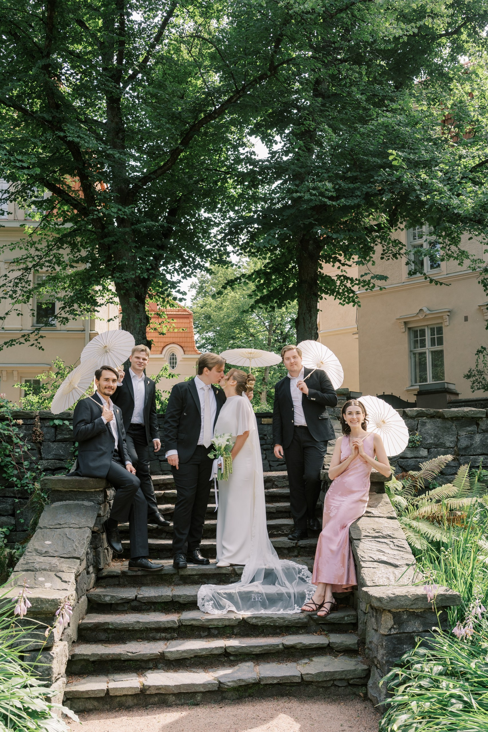 Ryhmäkuva kaasojen ja bestmanien kanssa, parasoolit kuvassa