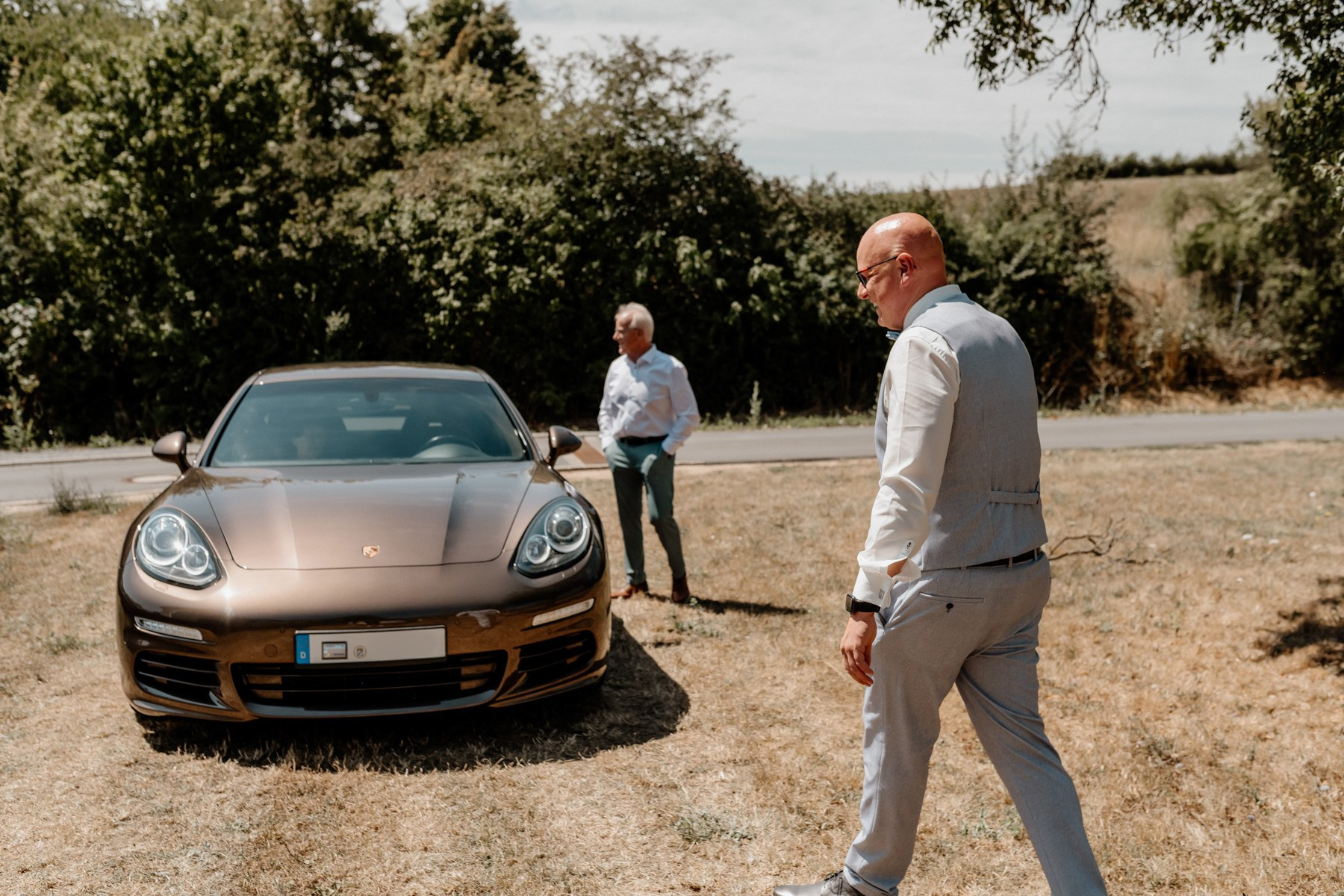 Bräutigam mit Porsche vor der Hochzeit, Brückenbaron Bolzhausen