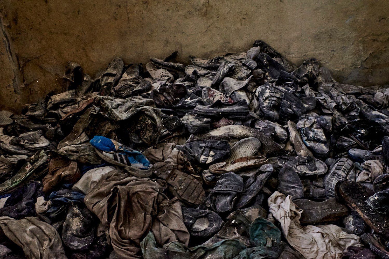 Saydnaya, 18 décembre 2024 – De grandes quantités de chaussures, vêtements et effets personnels, entassés et en train de pourrir, ont été retrouvés dans les salles inférieures de la prison de Saydnaya, témoignant du nombre de détenus et de l'insalubrité inhumaine du lieu.