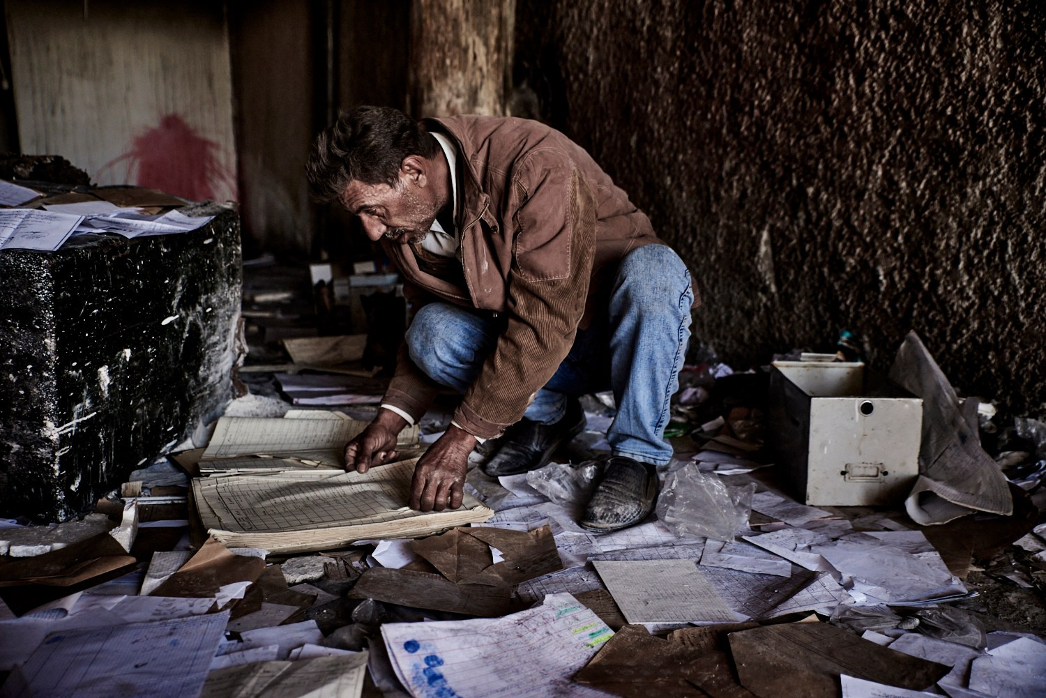 Saydnaya, 18 décembre 2024 – Quelques jours après la libération de la prison de Saydnaya, de nombreuses personnes continuent de fouiller dans les registres et documents des bâtiments administratifs, dans l'espoir de retrouver la trace de proches disparus.