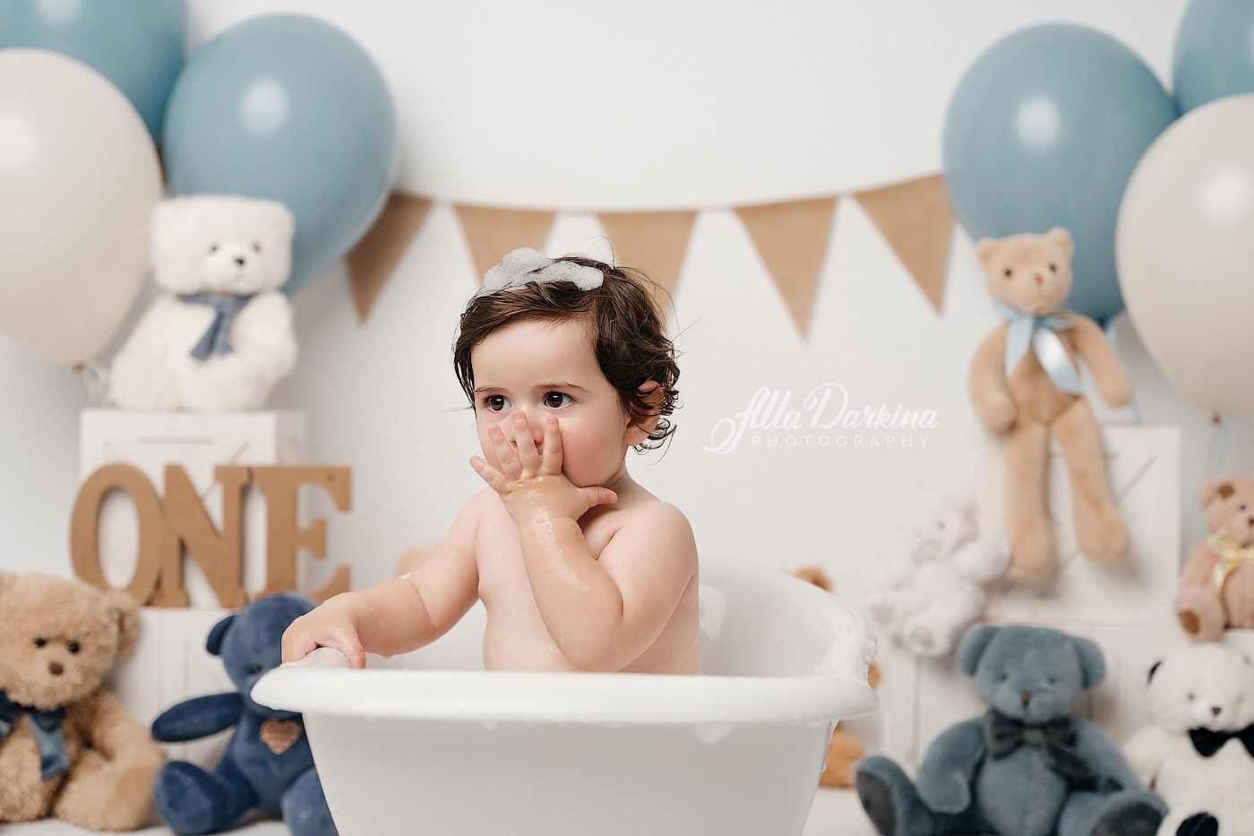 Teddy bear cake smash session. Newborn and family photographer. Hills District. Sydney