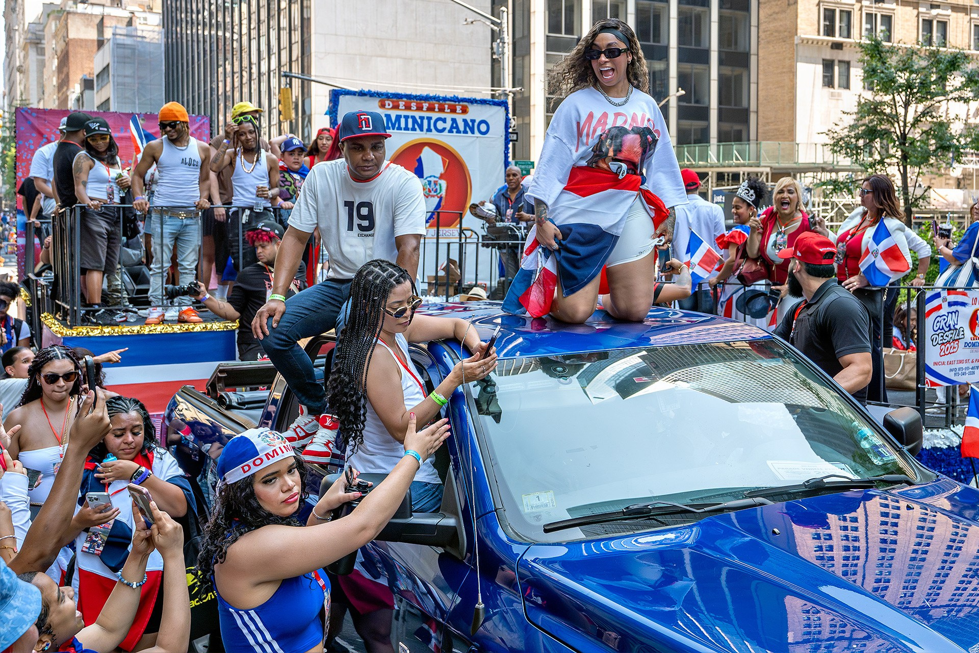 Dominican Day Parade NYC Photos — Sony A9 III + 16-35mm GM Lens Capturing 42nd to 55th Street in Stunning Street Photography. Emin Kuliyev — Award-Winning Wedding Photojournalist NYC & USA | Best Wedding Photographer Known for Candid, Timeless Moments