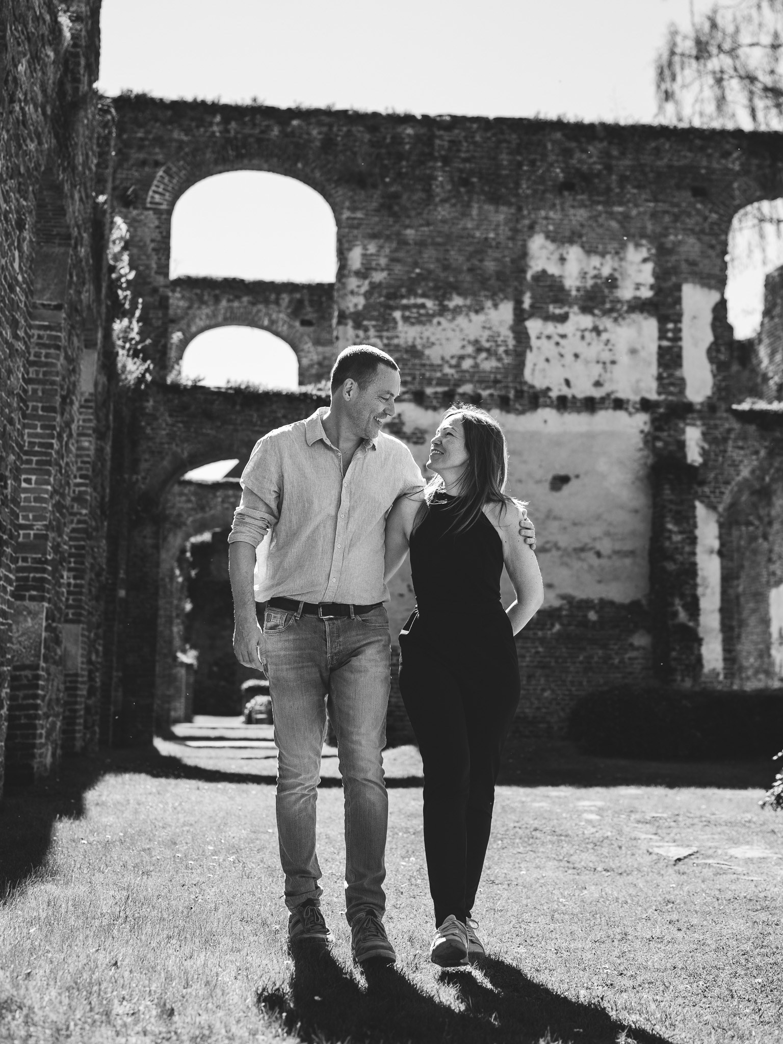 Stijlvolle editorial loveshoot met koppel in oude abdij architectuur - Kapture Fotografie
