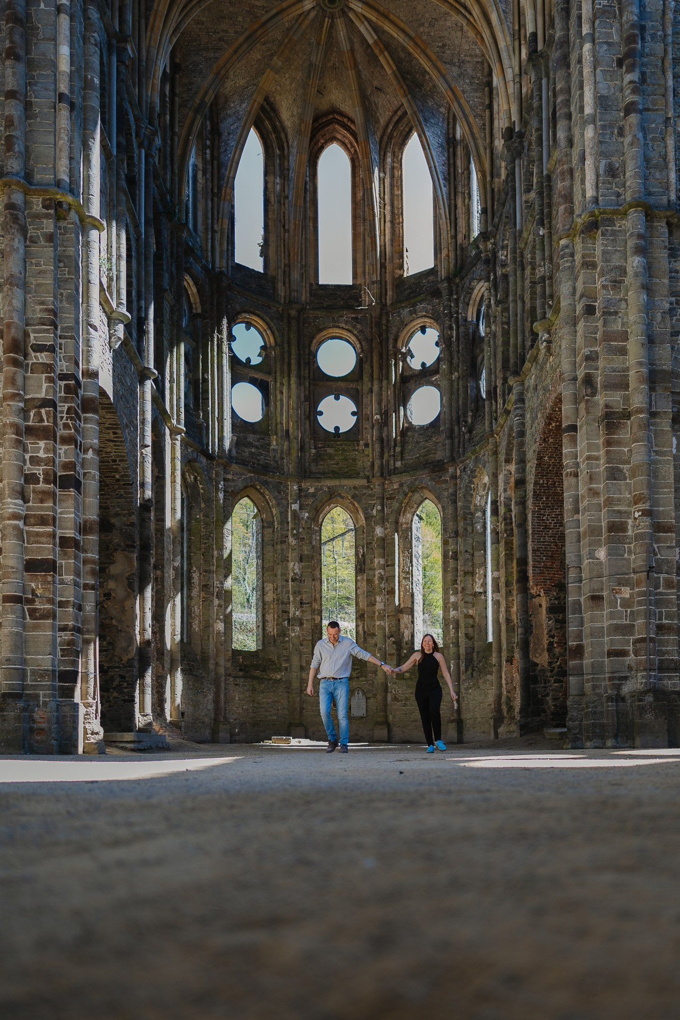 Tamara en Gert genieten van een loveshoot in Belgische abdijruïnes - Kapture Fotografie