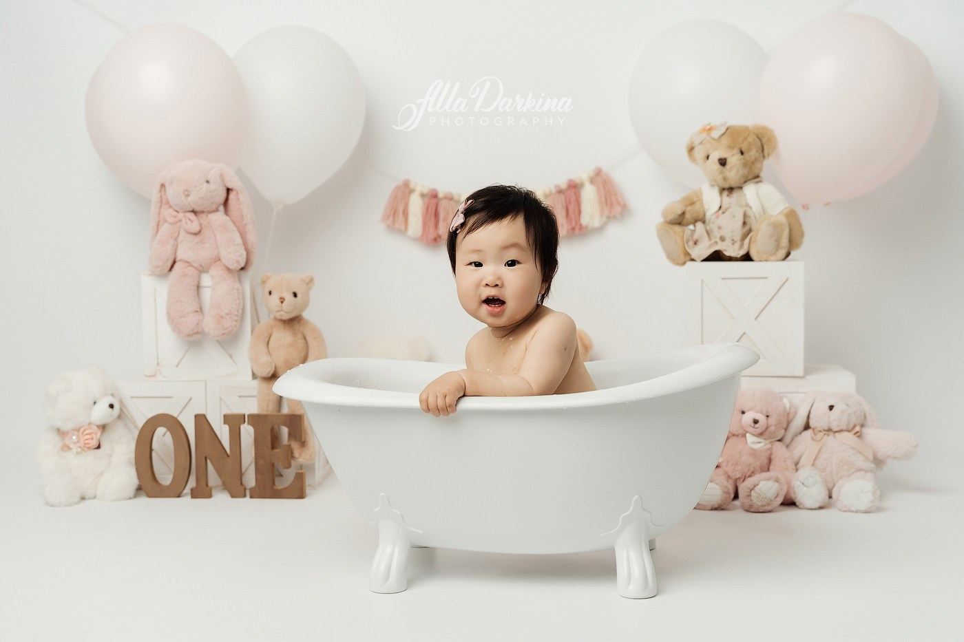 Cake smash session. Newborn and family photographer. Hills District. Sydney