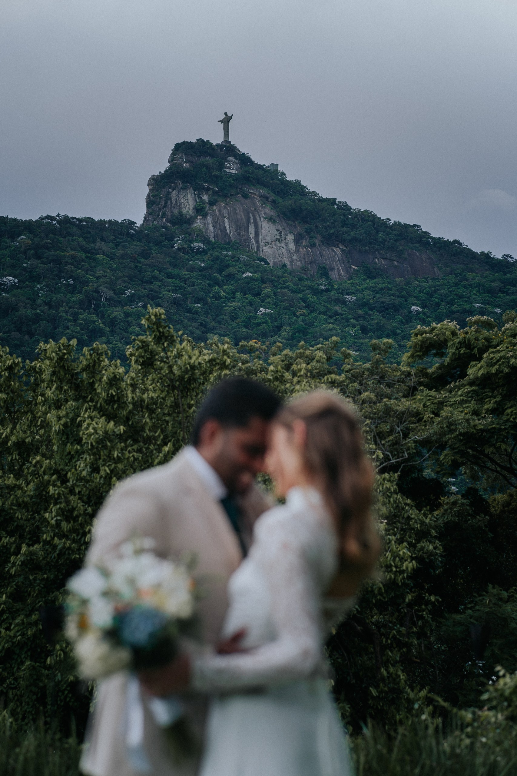 Elopement wedding intimista com casal no Cristo Redentor, Rio de Janeiro