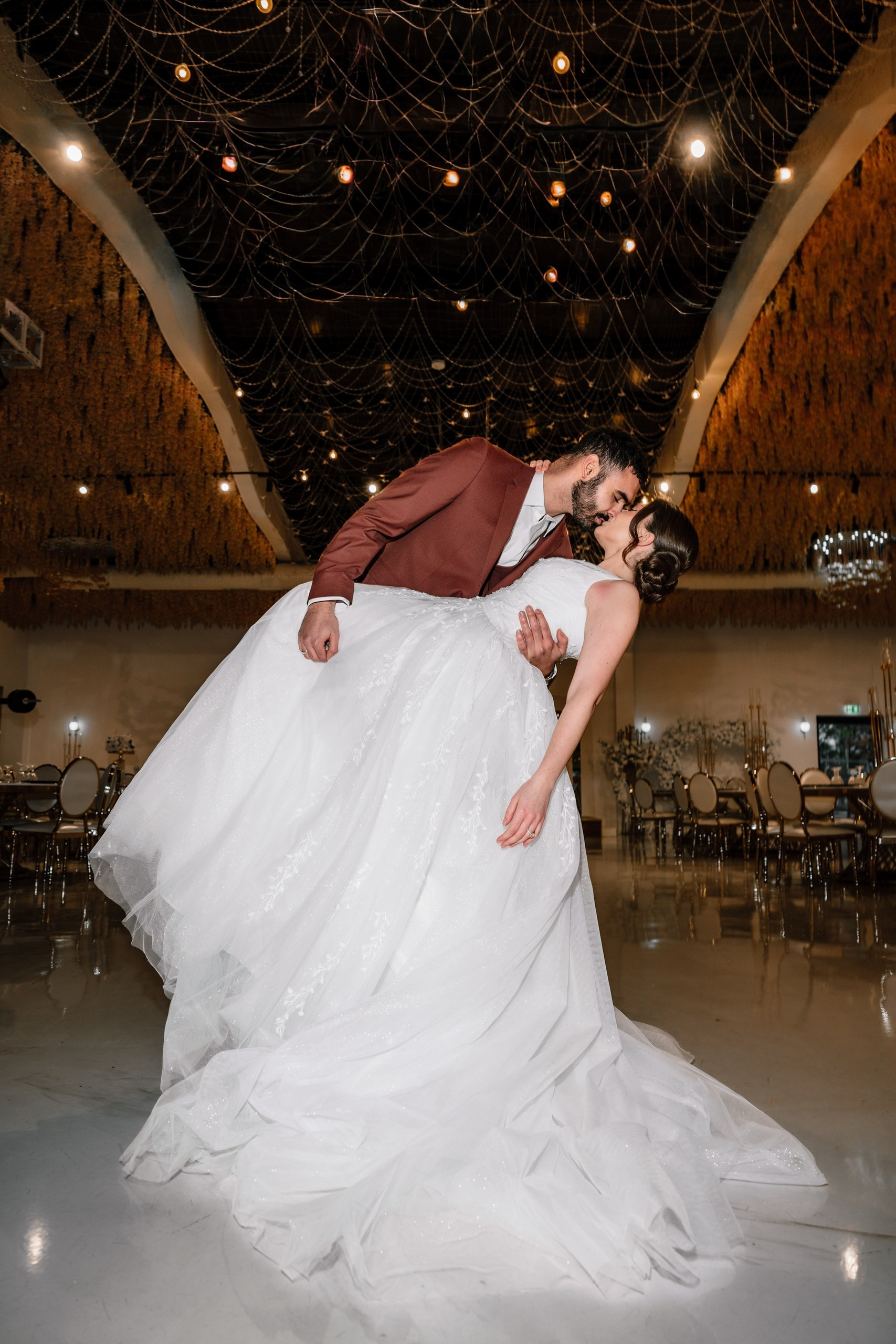 Eröffnungstanz von Vanessa und Tahar bei ihrer Hochzeit im The Eventery fotografiert von Hochzeitsfotografin Anna Saribekyan