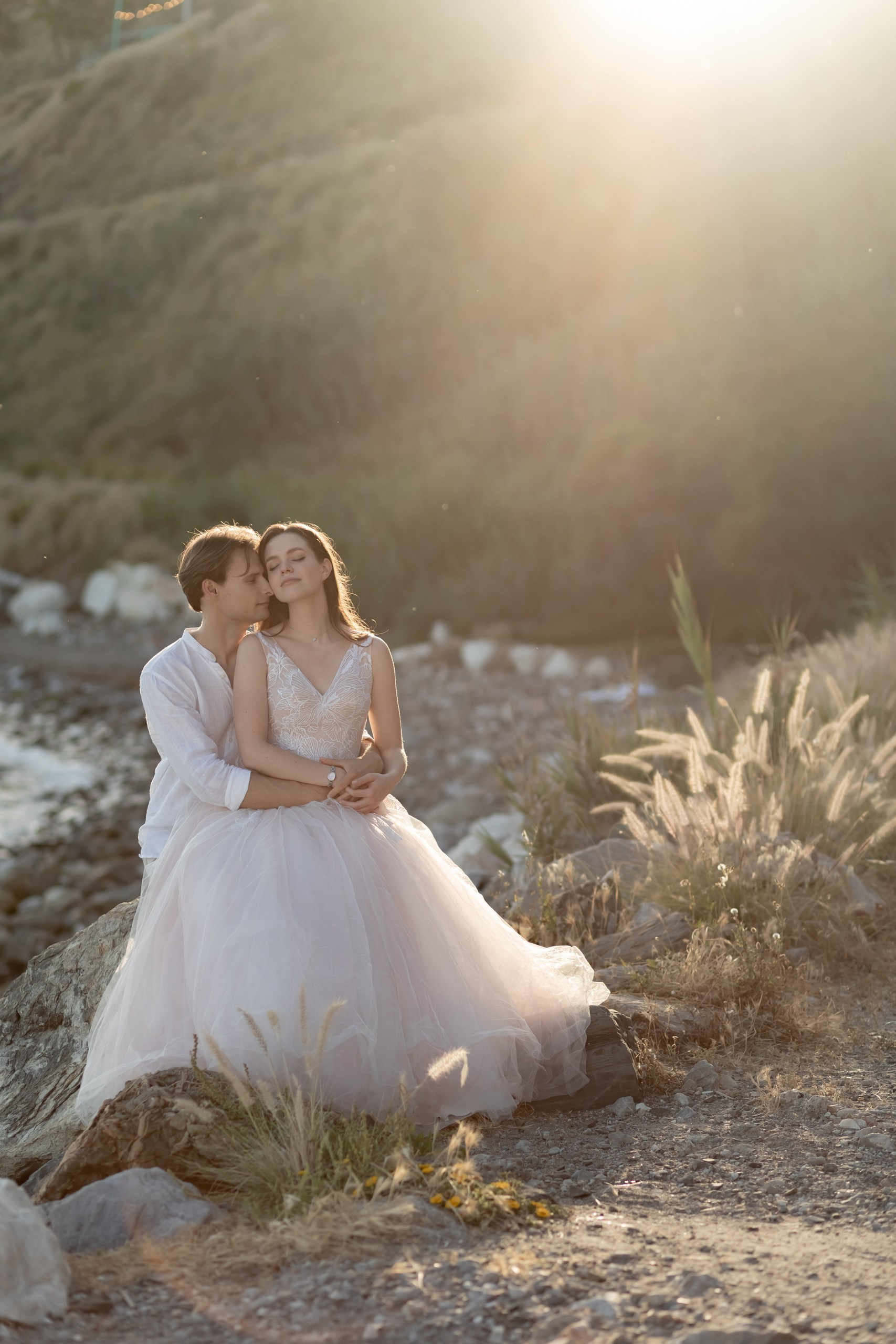 Brautpaar im Gegenlicht zwischen goldenen Gräsern, Sonnenuntergang, editoriales After Wedding Shooting Spanien